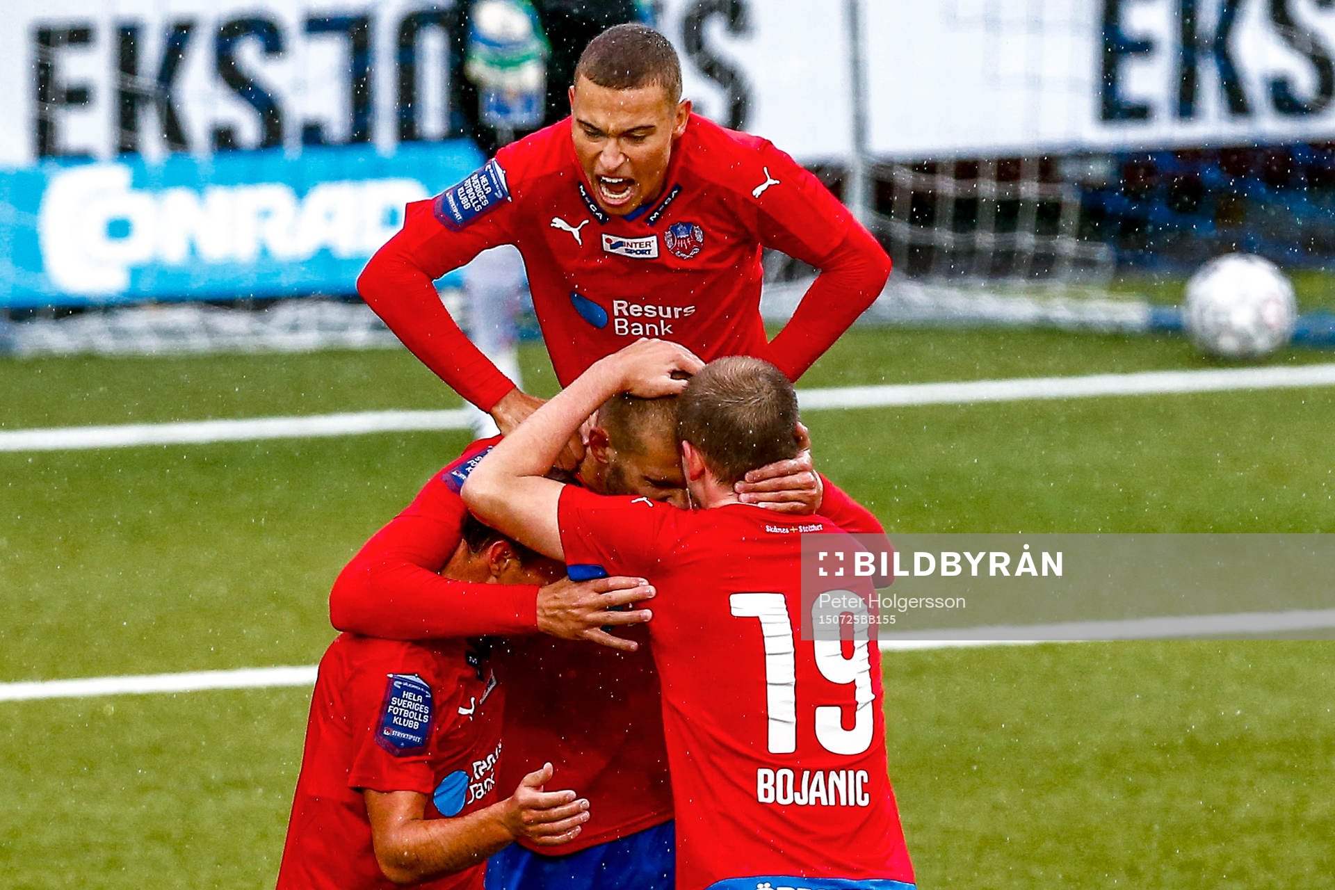 Helsingborgs Jordan Larsson firar 0-1 av Helsingborgs Robin