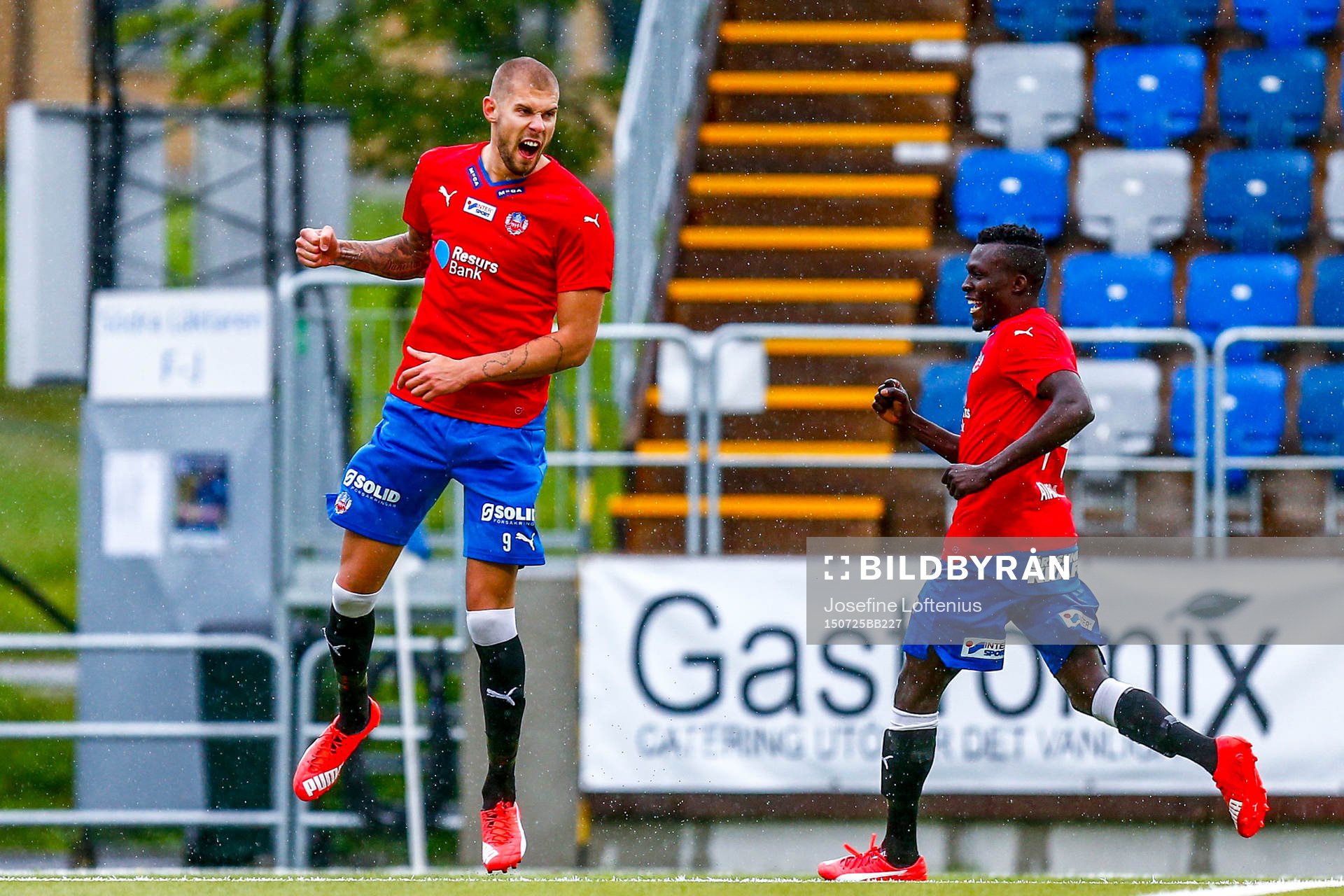 Helsingborgs Robin Simovic och Lalawélé Atakora  firar 2-0