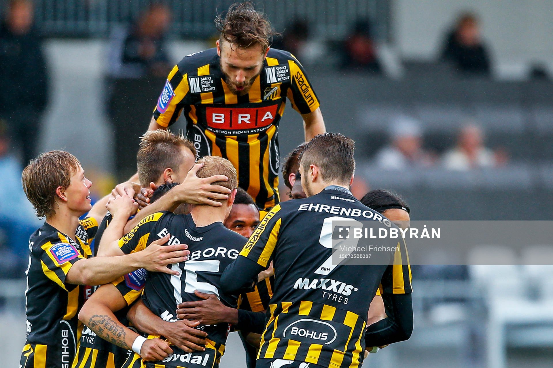 Häckens spelare firar 1-0 av Nasiru Mohammed under uppvärmningen till fotbollsmatchen i Allsvenskan mellan Häcken och Kalmar den 25 juli 2015 i Göteborg.