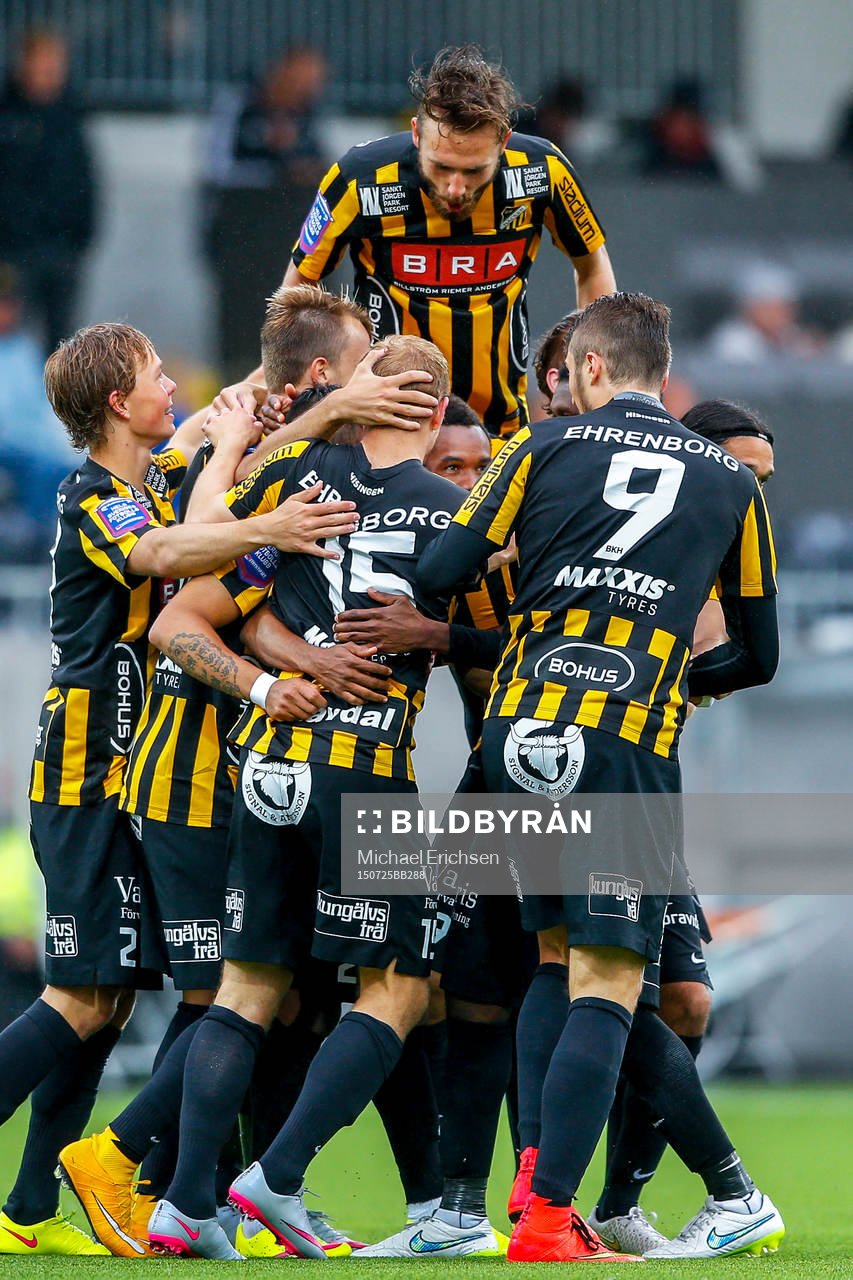 Häckens spelare firar 1-0 av Nasiru Mohammed under uppvärmningen till fotbollsmatchen i Allsvenskan mellan Häcken och Kalmar den 25 juli 2015 i Göteborg.