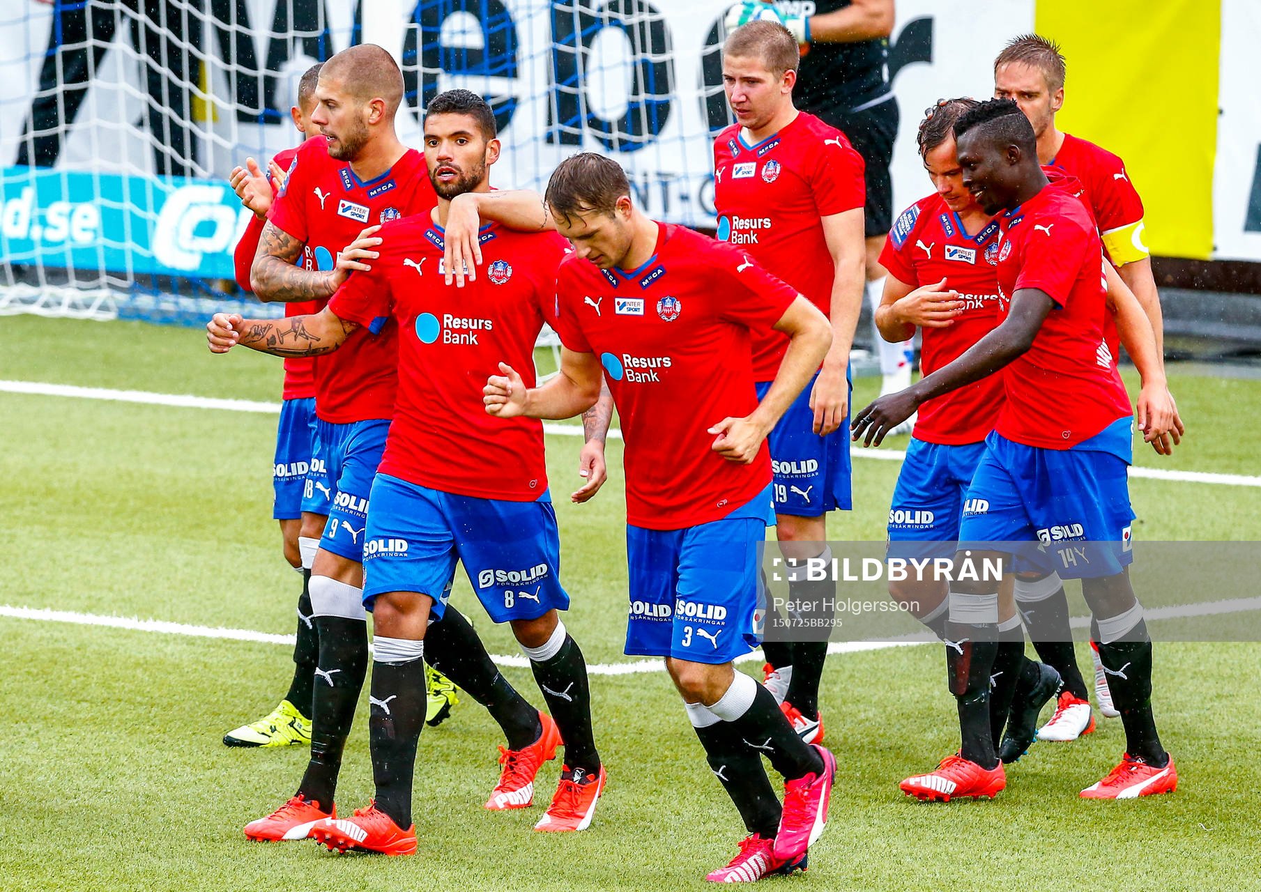 Helsingborgs spelare firar 0-2 på straff av Robin Simovic