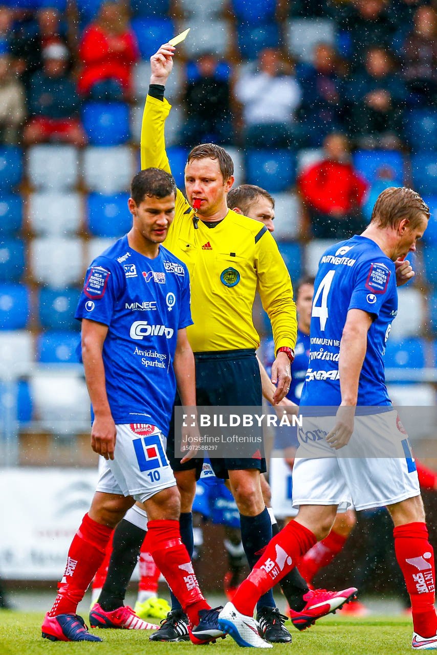 Åtvidabergs Mauricio Albornoz tilldelas gult kort av