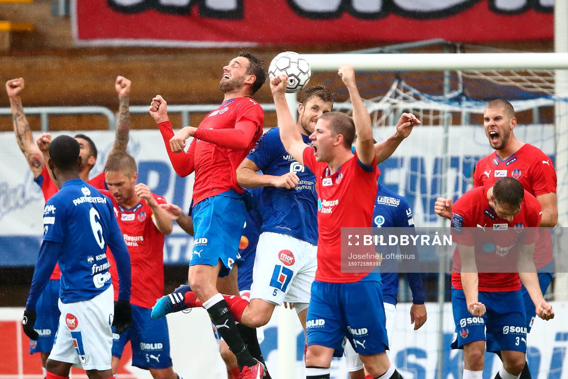Helsingborg jublar vid slutsignalen under fotbollsmatchen i Allsvenskan mellan Åtvidaberg och Helsingborg den 25 juli 2015 i Åtvidaberg.