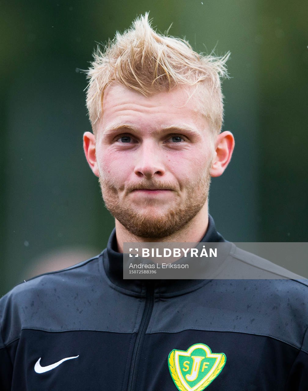 Jönköpings målvakt Anton Cajtoft innan fotbollsmatchen i
