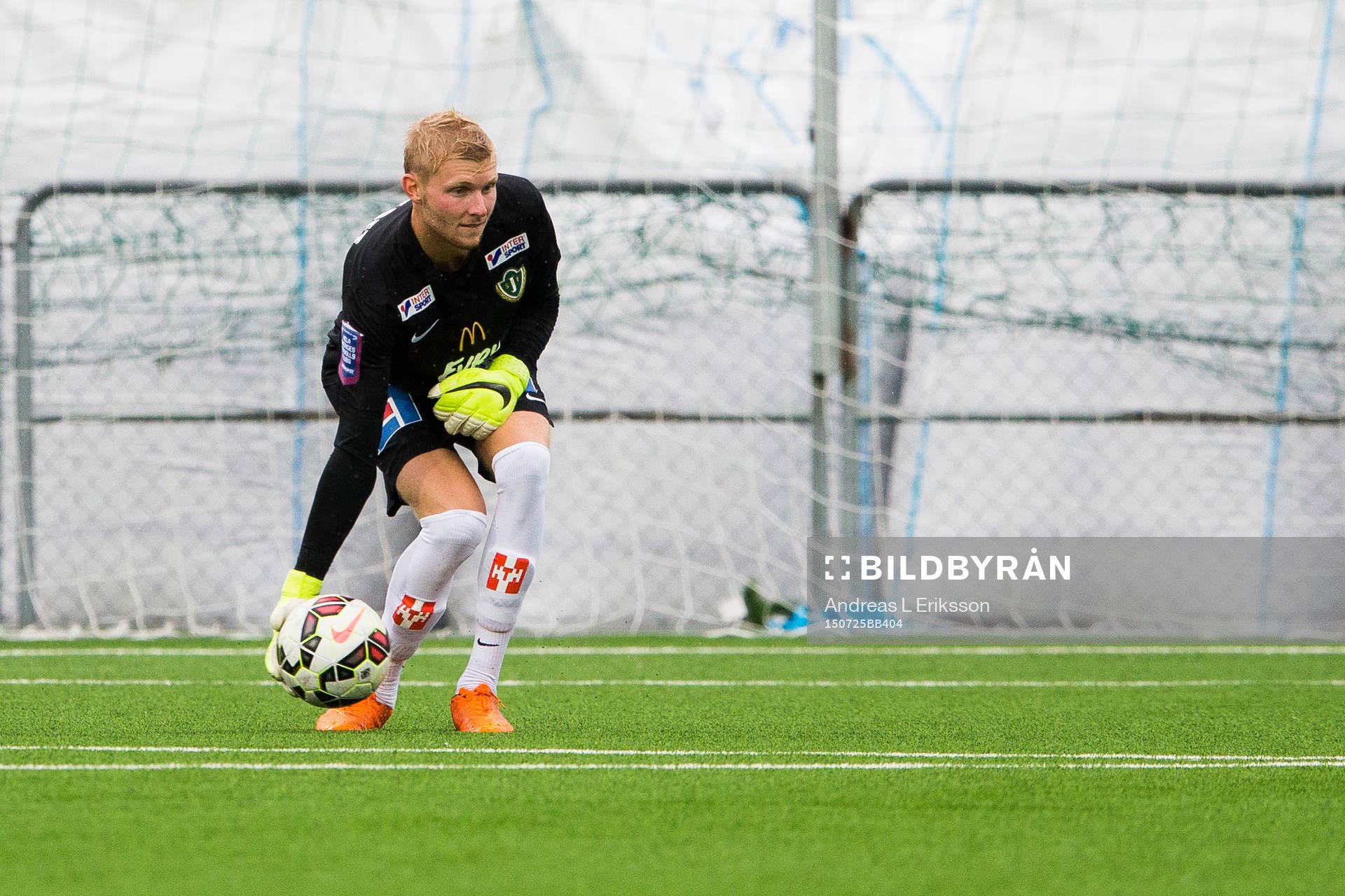 Jönköpings målvakt Anton Cajtoft rullar ut bollen