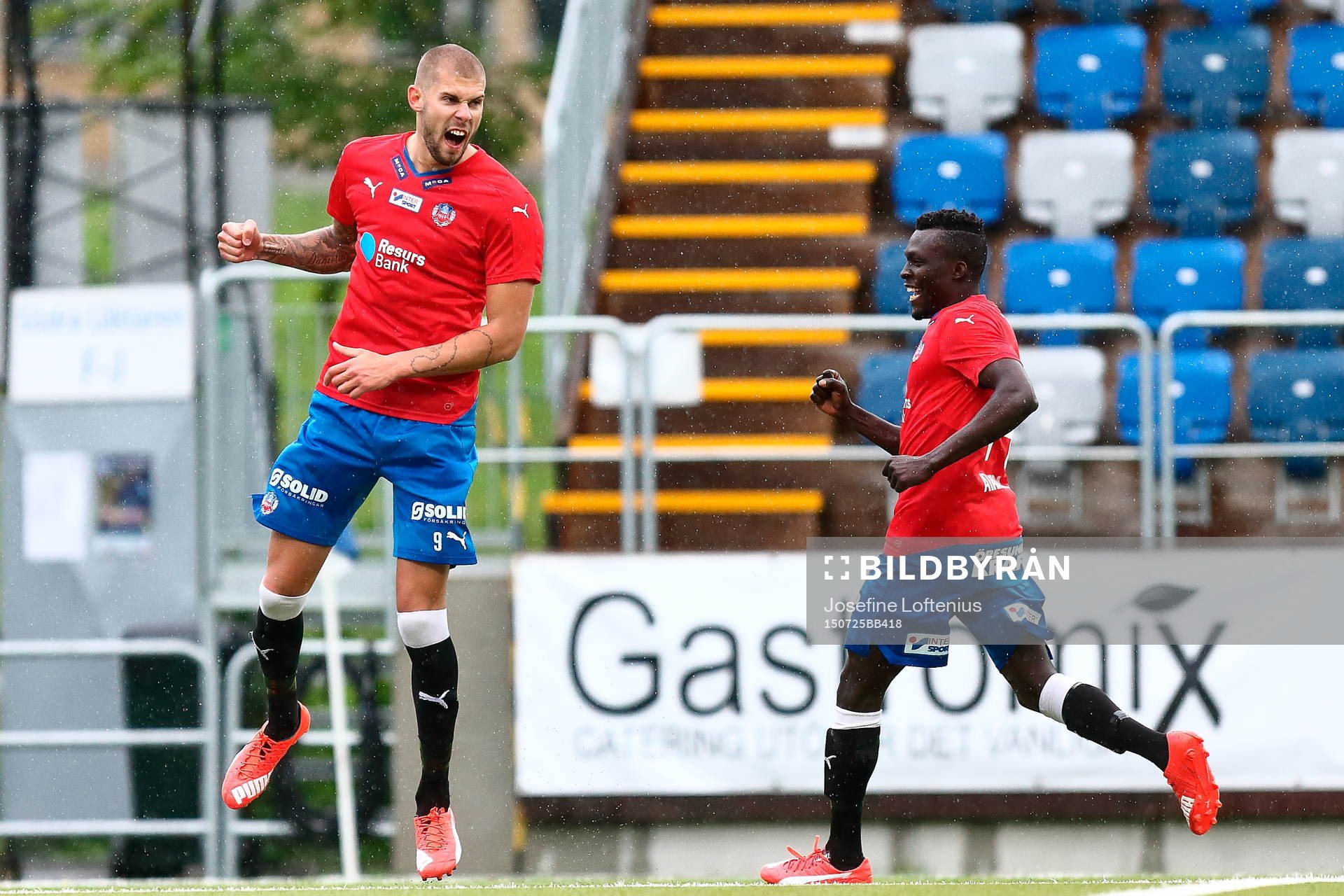 Robin Simovic jublar med Lalawélé Atakora