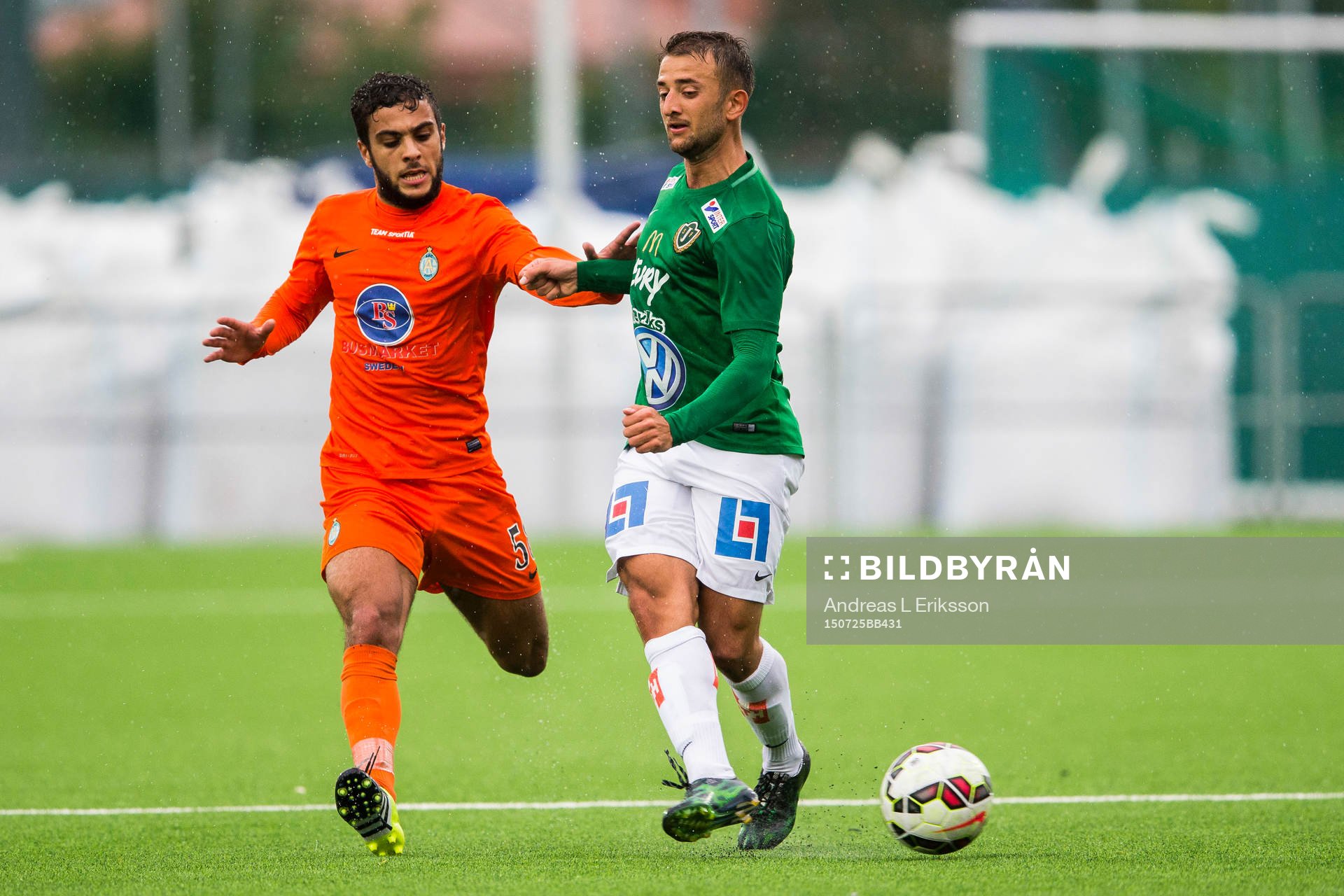 Athletics Othman El Kabir i kamp om bollen med Jönköpings