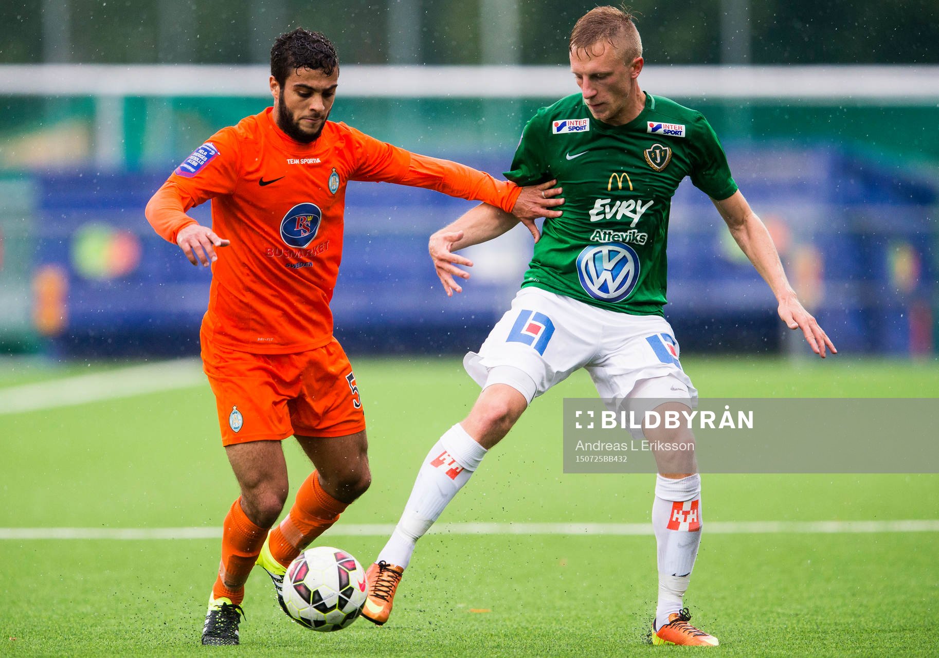 Athletics Othman El Kabir i kamp om bollen med Jönköpings