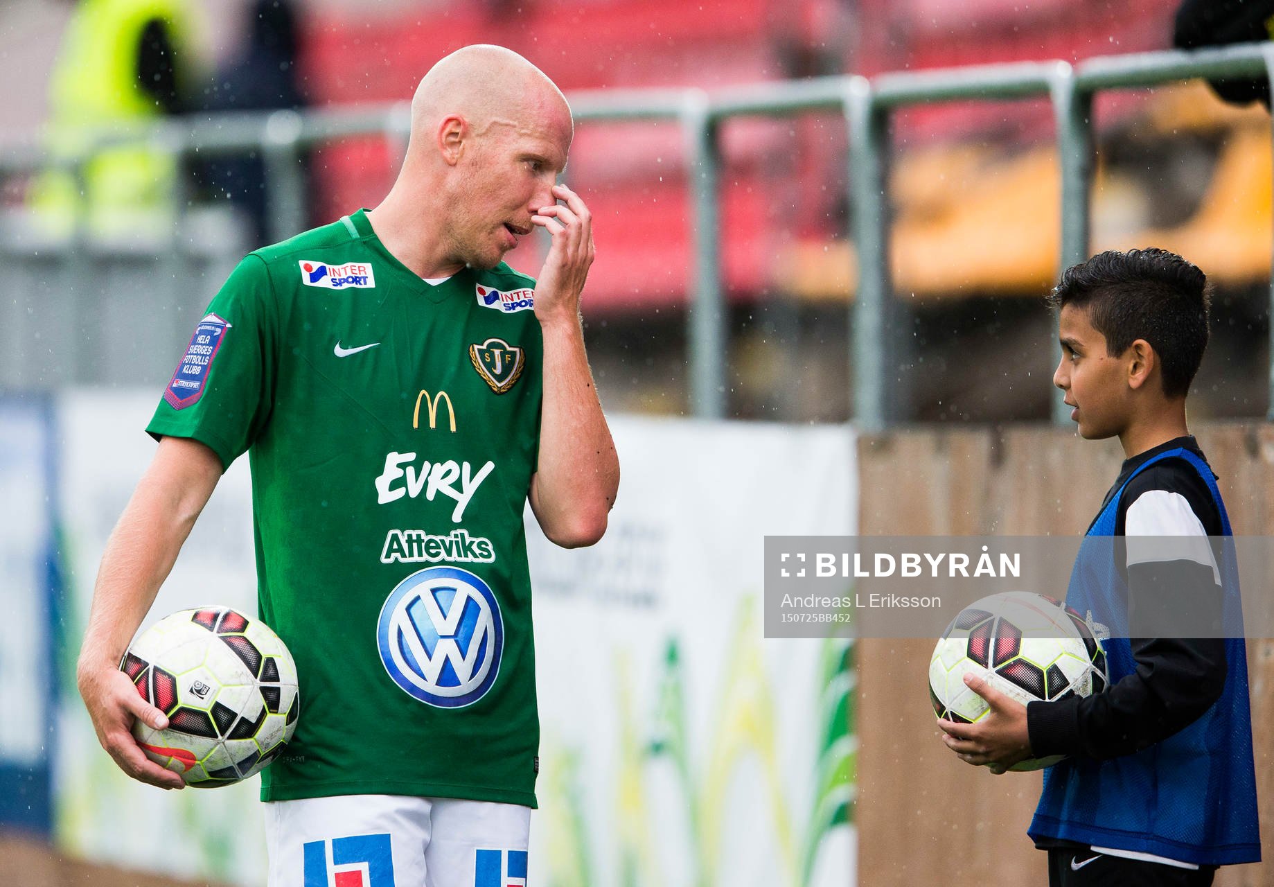 Jönköpings Viktor Rönneklev pratar med en bollpojke under fotbollsmatchen i Superettan mellan AFC United och Jönköping den 25 juli 2015 i Stockholm.