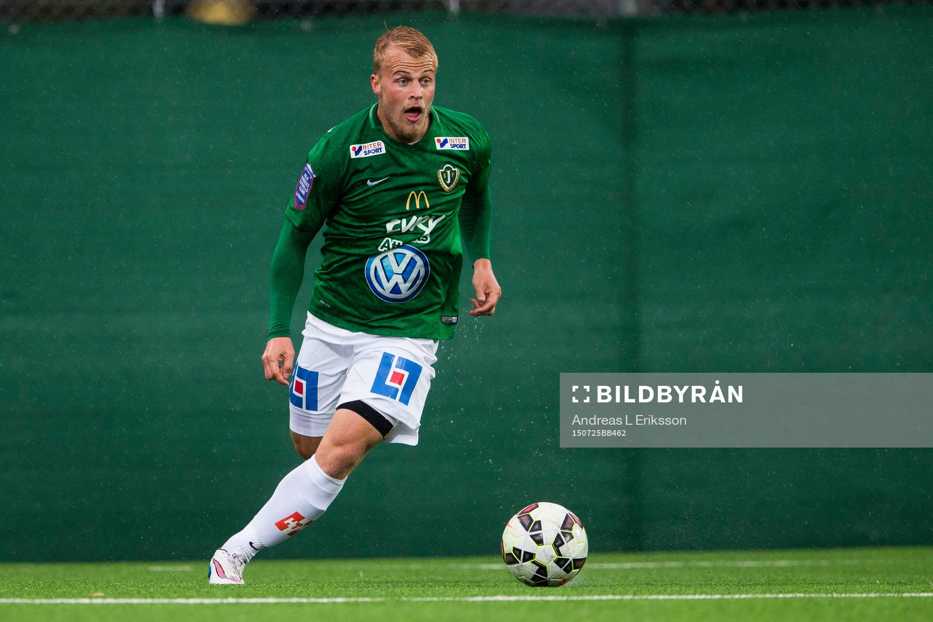 Jönköpings Sebastian Holmkvist med bollen nunder fotbollsmatchen i Superettan mellan AFC United och Jönköping den 25 juli 2015 i Stockholm.