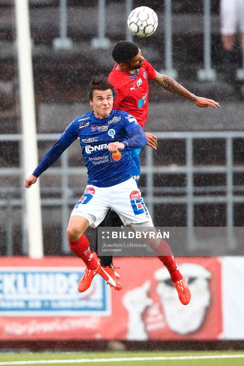 Åtvidabergs Simon Skrabb och Helsingborgs Victor Pálsson