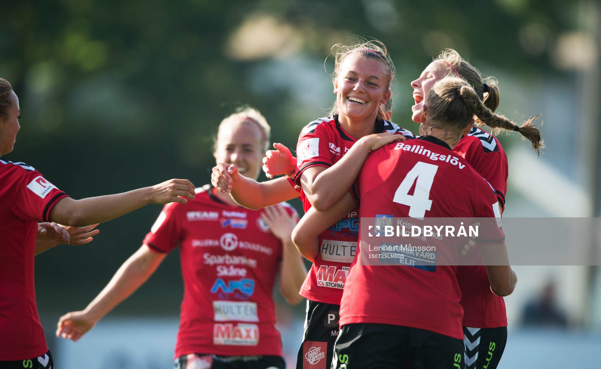 Kristianstads Olivia Welin har gjort 3-0 och grattas i matchen i damallsvenskan mellan Kristianstad och Vittsjö i Kristianstad 25 juli 2015.