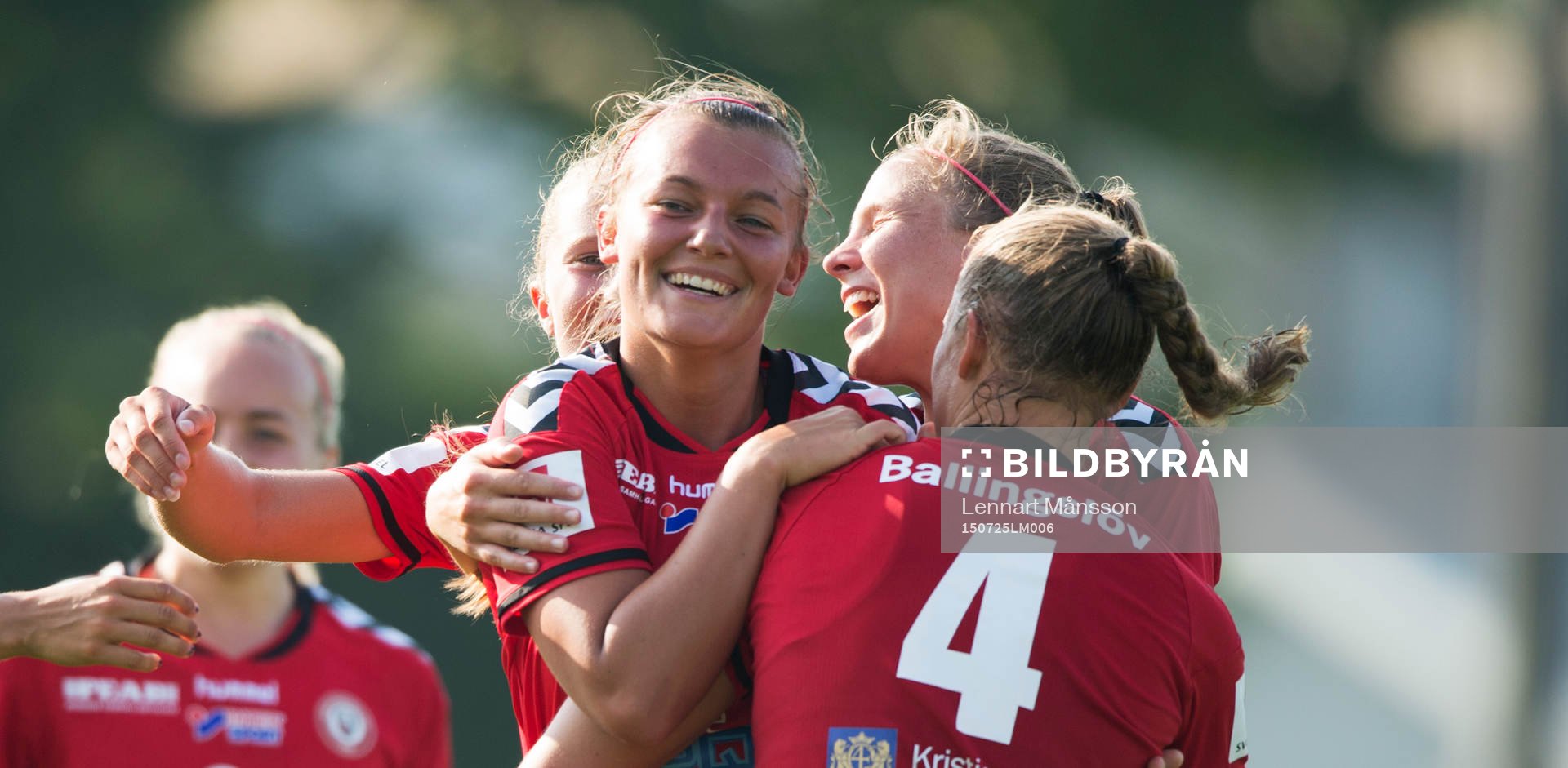 Kristianstads Olivia Welin har gjort 3-0 och grattas i matchen i damallsvenskan mellan Kristianstad och Vittsjö i Kristianstad 25 juli 2015.