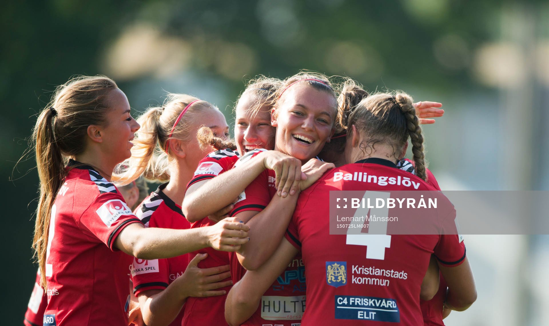 Kristianstads Olivia Welin har gjort 3-0  och grattas i