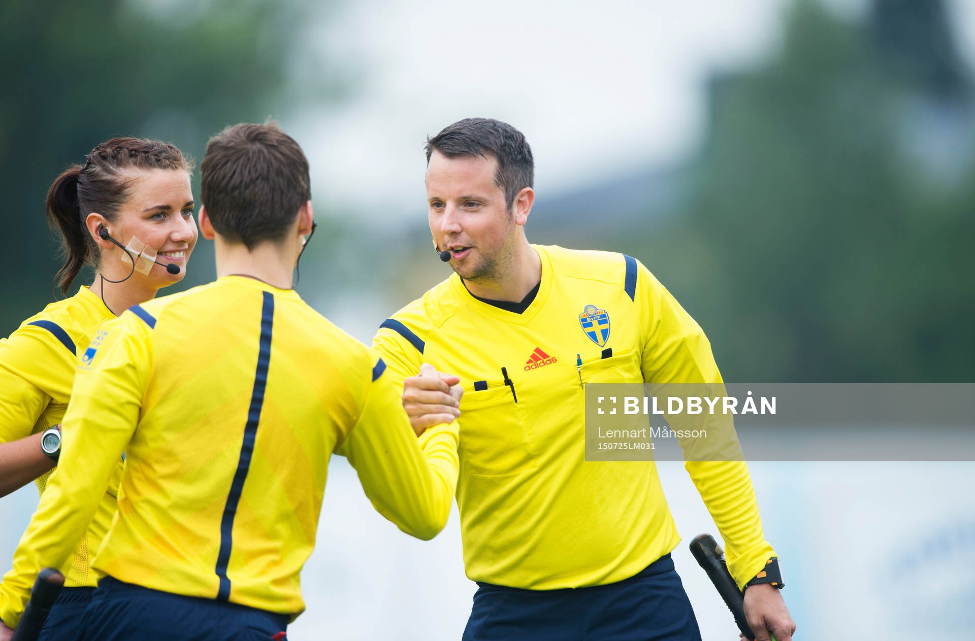 Domartrion samlas före avspark i matchen i damallsvenskan
