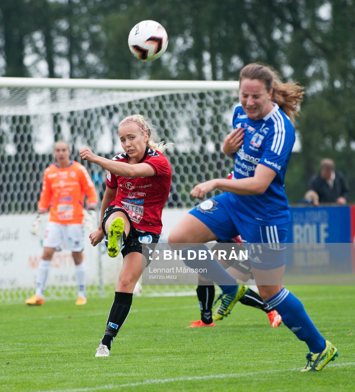 Kristianstads Elisa Vidarsdottir rensar framför Vittsjös