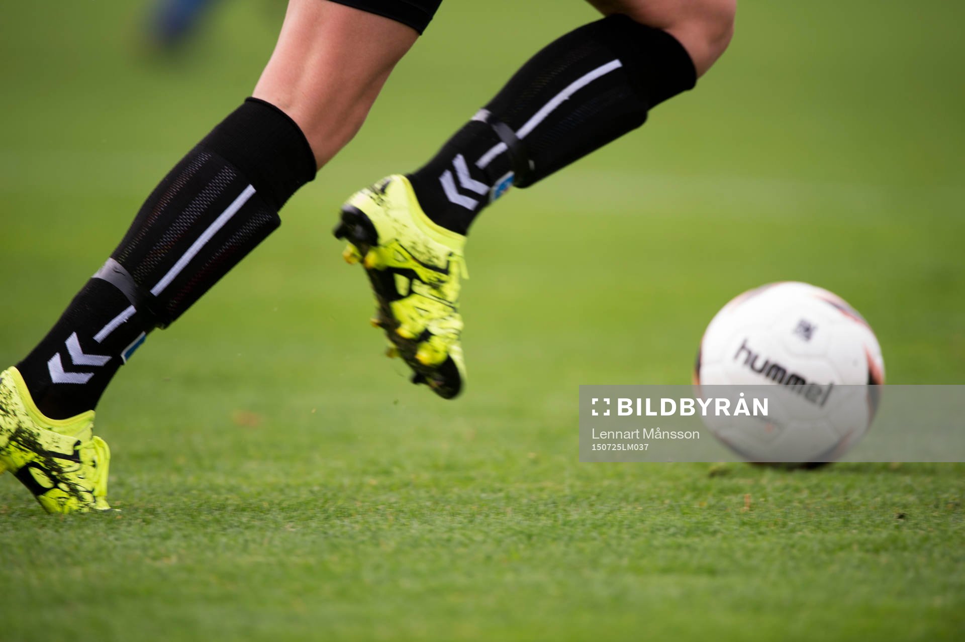 Spelare driver bollen i matchen i damallsvenskan mellan