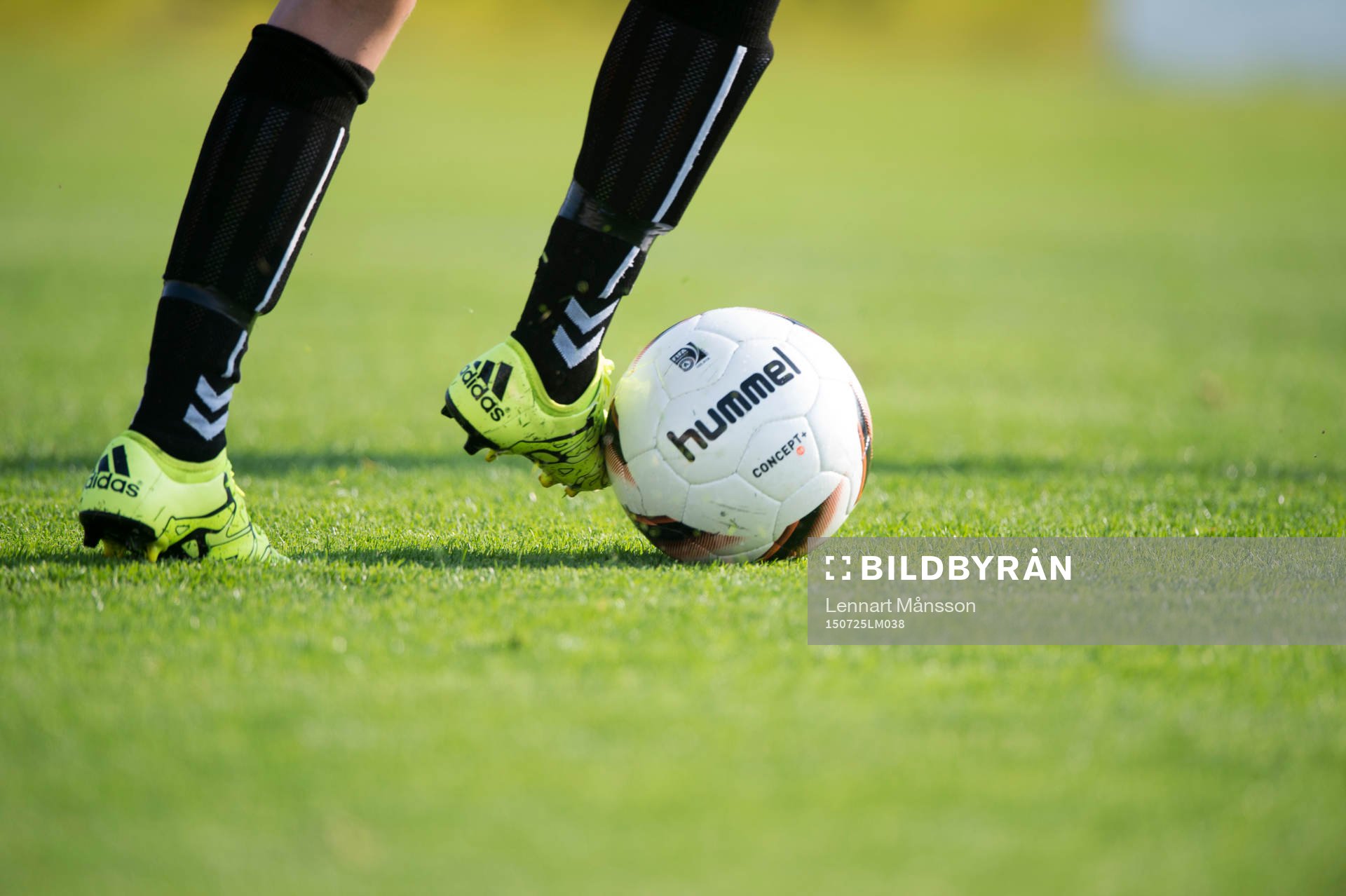 Spelare driver bollen i matchen i damallsvenskan mellan