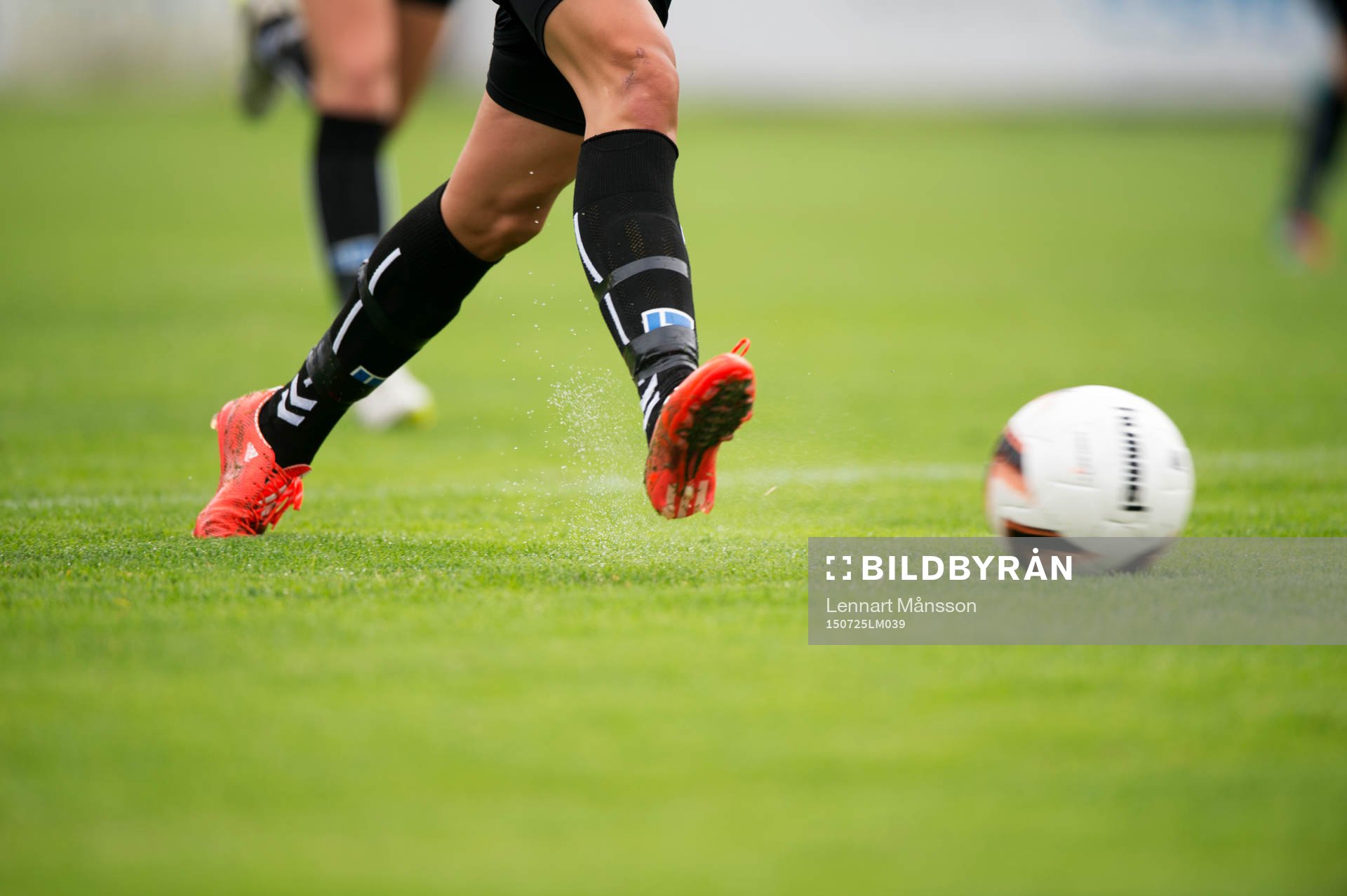 Spelare driver bollen i matchen i damallsvenskan mellan