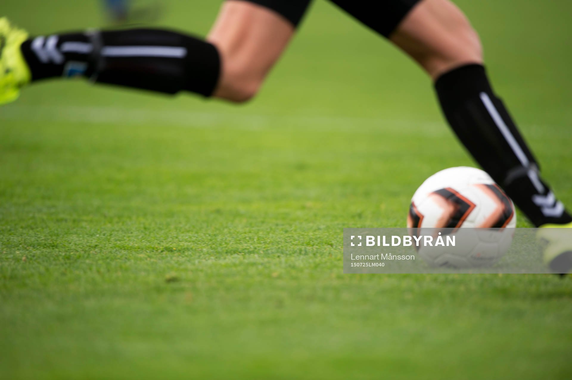 Spelare driver bollen i matchen i damallsvenskan mellan