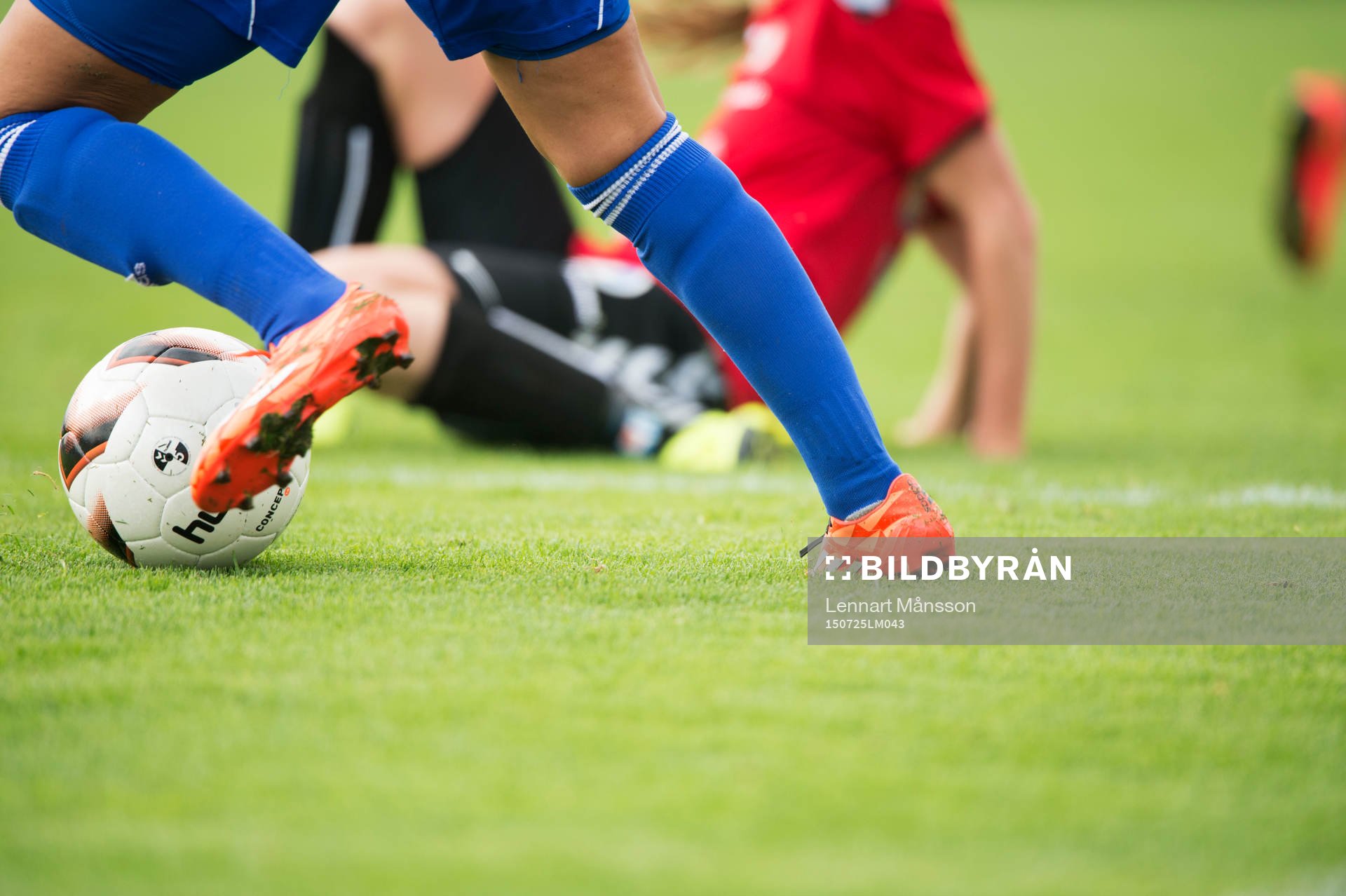 Spelare driver bollen i matchen i damallsvenskan mellan