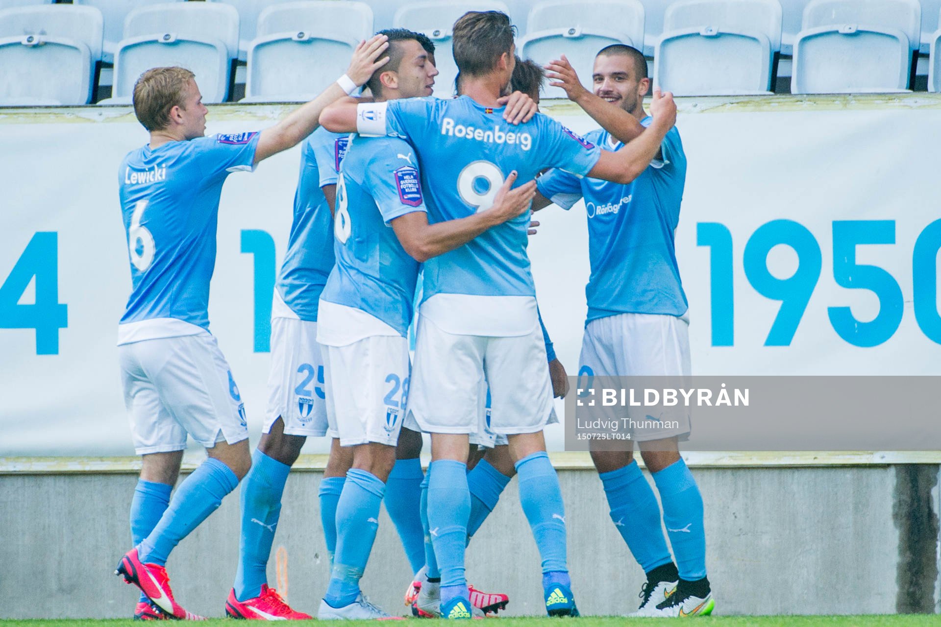 Malmö FFs Vladimir Rodic (th) firar han gjort 2-0 med