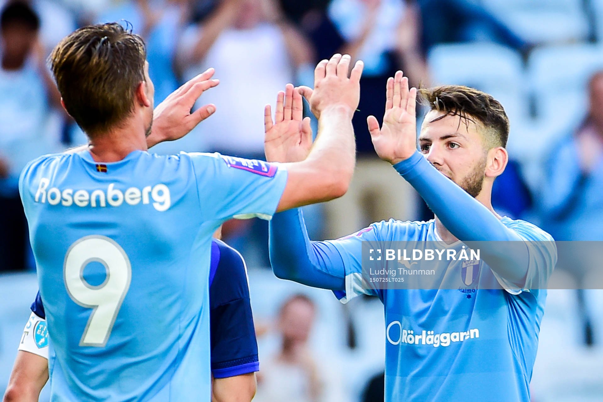 Malmö FFs Markus Rosenberg firar 3-0 med Erdal Rakip som