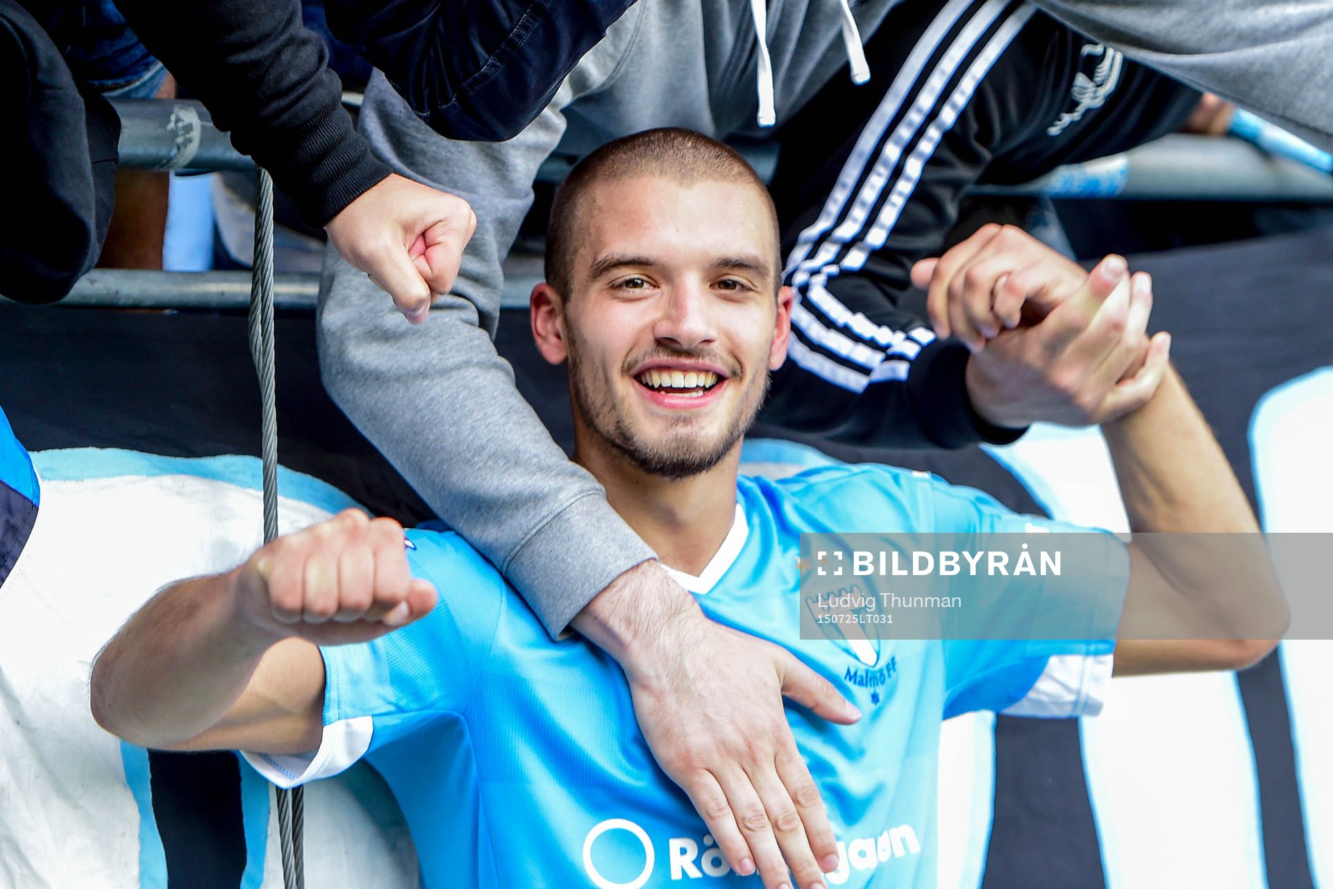 Malmö FFs Vladimir Rodic firar med supportrarna