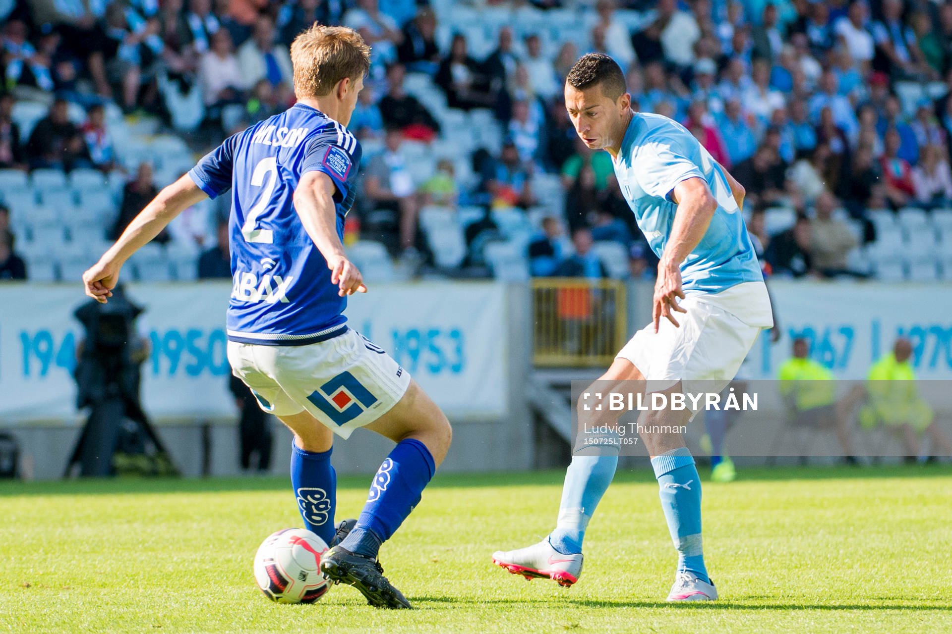Malmö FFs Nikola Djurjic bevakar Sundsvalls Joakim Nilsson