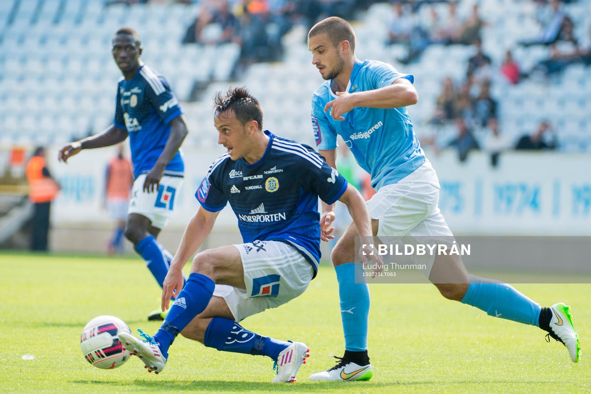Sundsvalls Adam Chennoufi jagas av Malmö FFs Vladimir Rodic