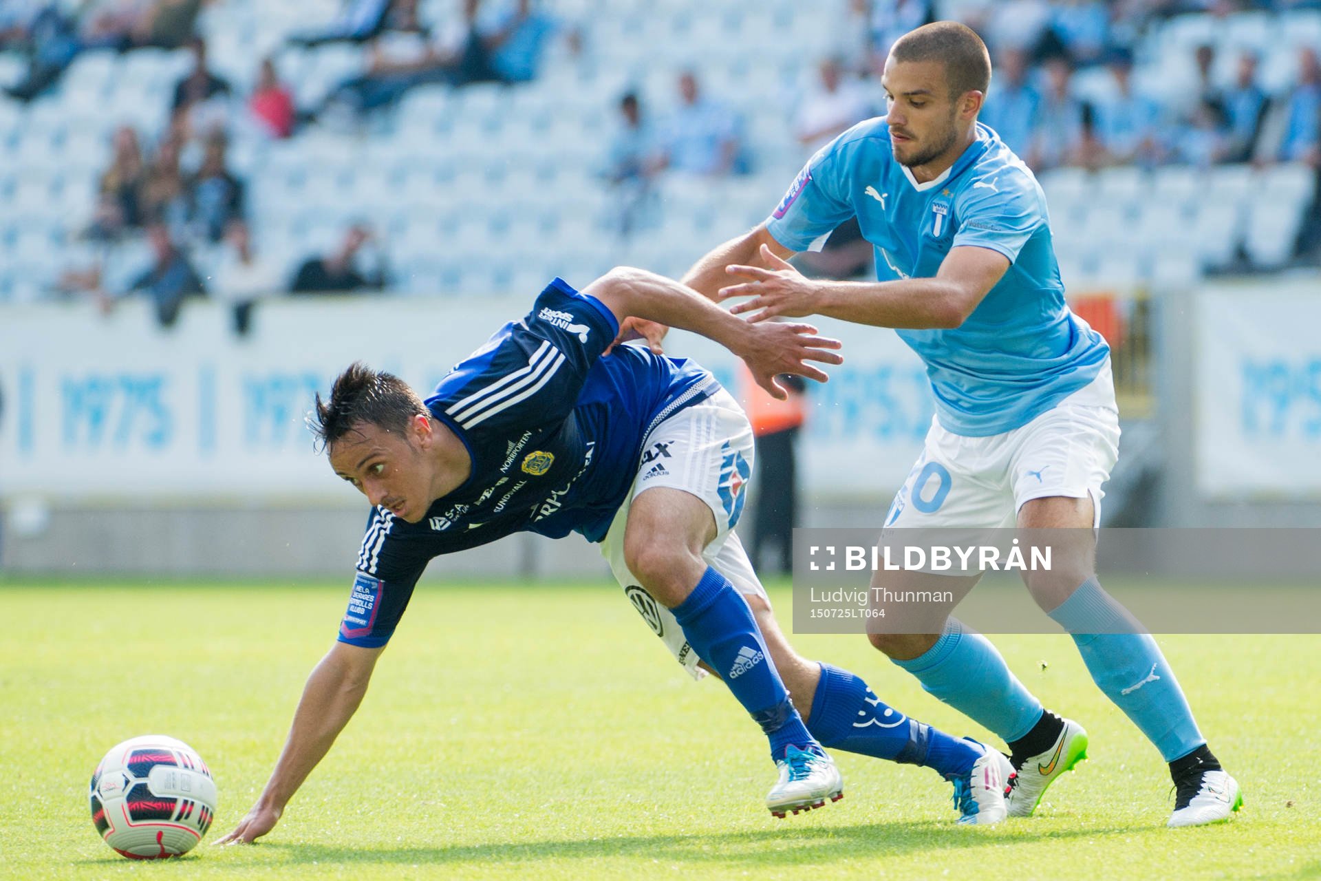 Sundsvalls Adam Chennoufi jagas av Malmö FFs Vladimir Rodic
