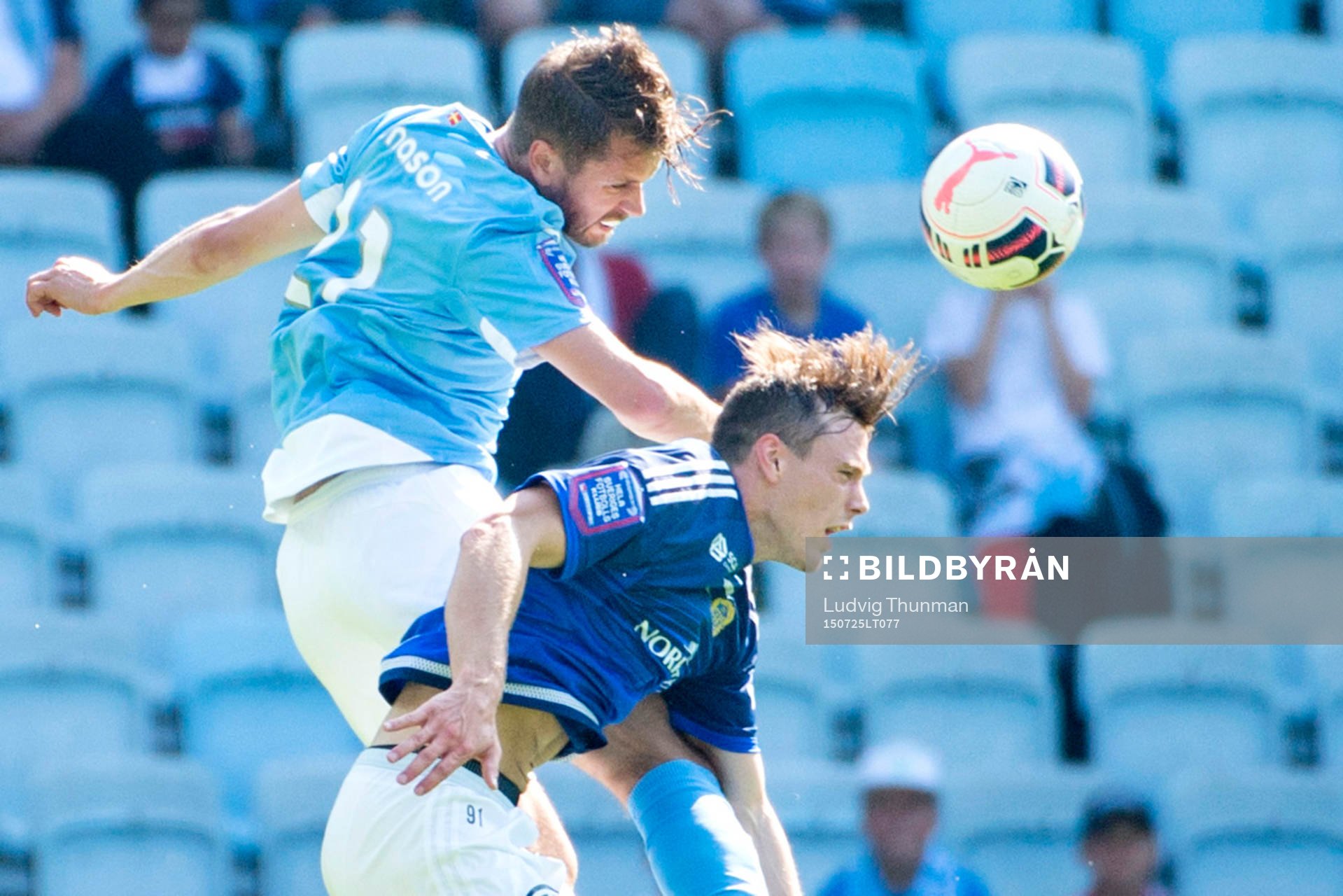 Malmö FFs Kari Arnason nickar över Sundsvalls Rúnar Már