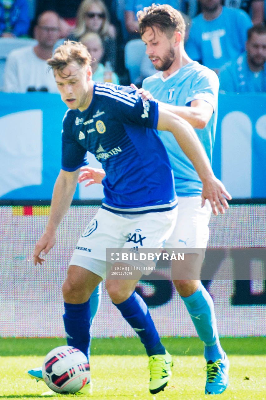 Sundsvalls Johan Eklund jagas av Malmö FFs Kari Arnason