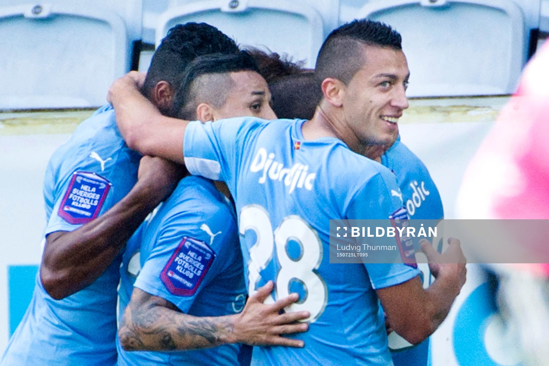 Malmö FFs Nikola Djurjic firar Vladimir Rodic gjort 2-0