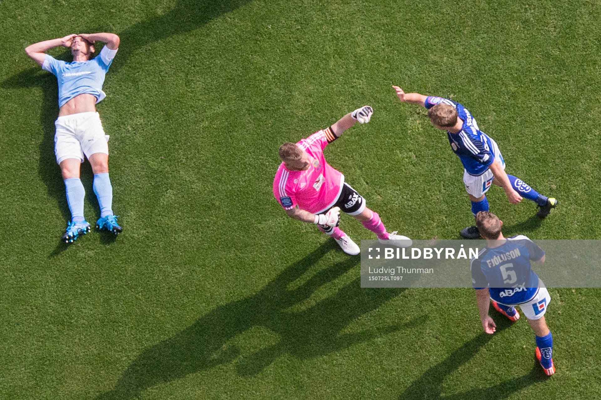 Malmö FFs Markus Rosenberg deppar samtidigt som Sundsvalls