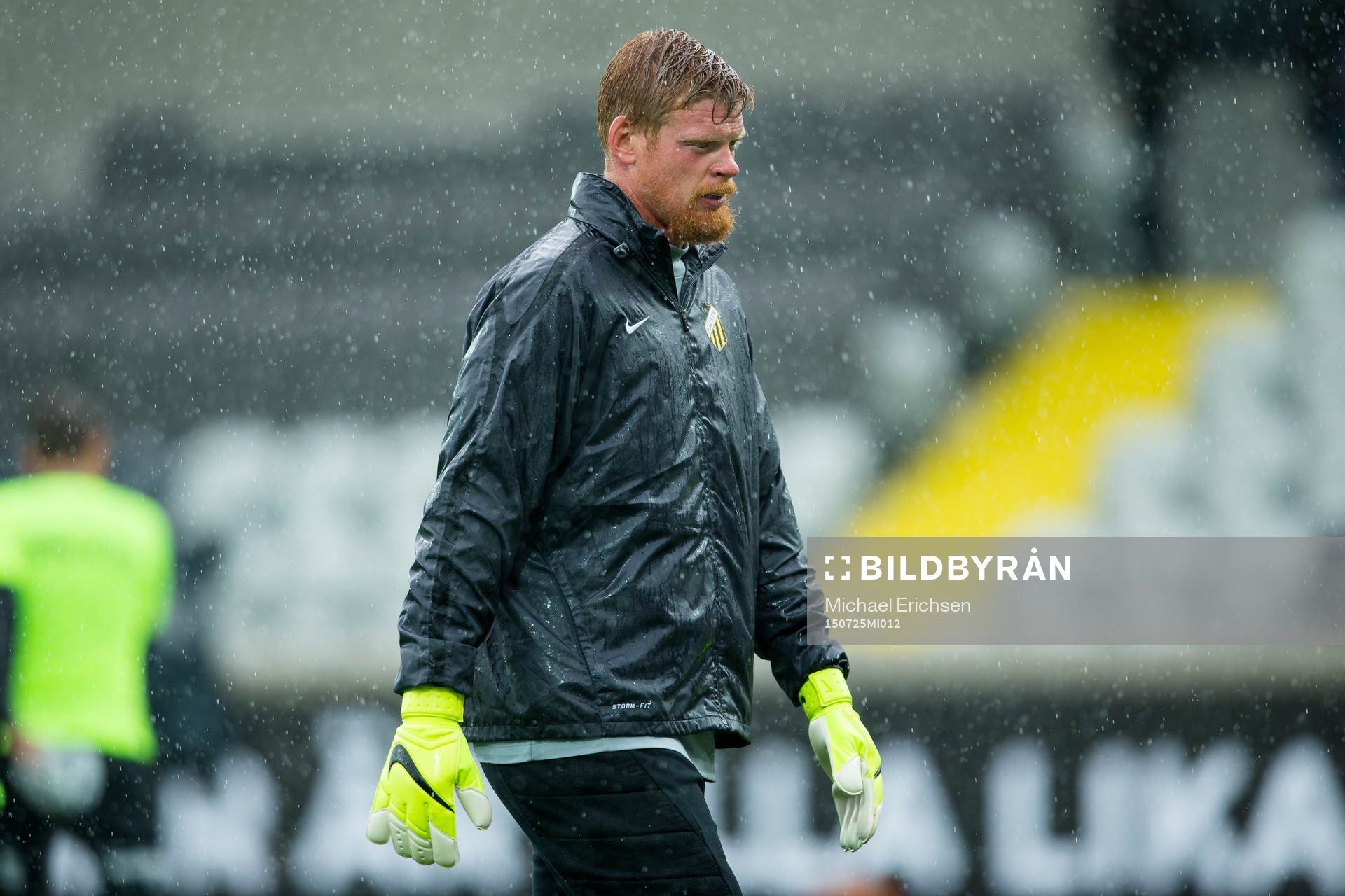 Häckens målvakt Christoffer Källqvist värmer upp innan