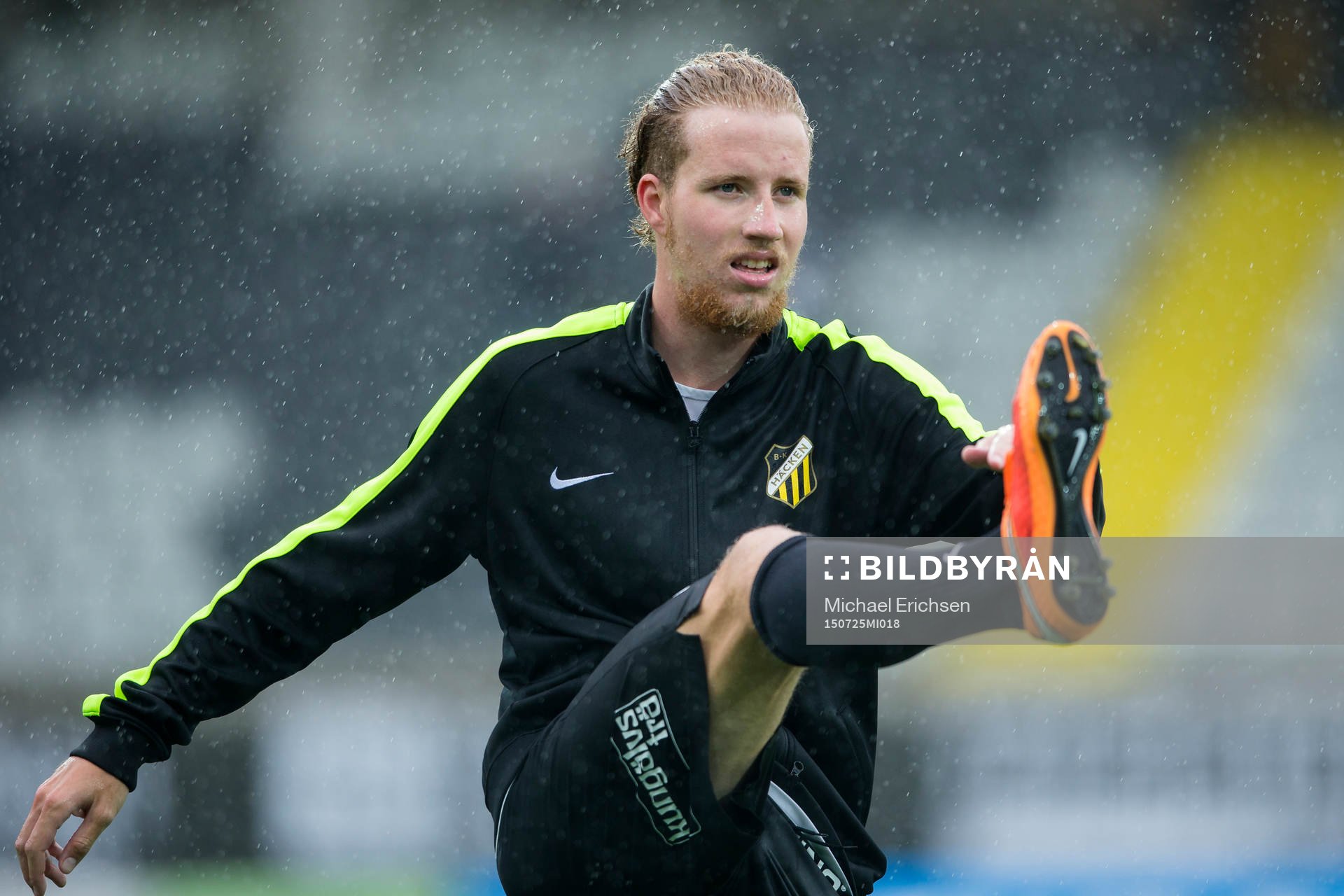 Häckens Samuel Gustafson värmer upp innan fotbollsmatchen