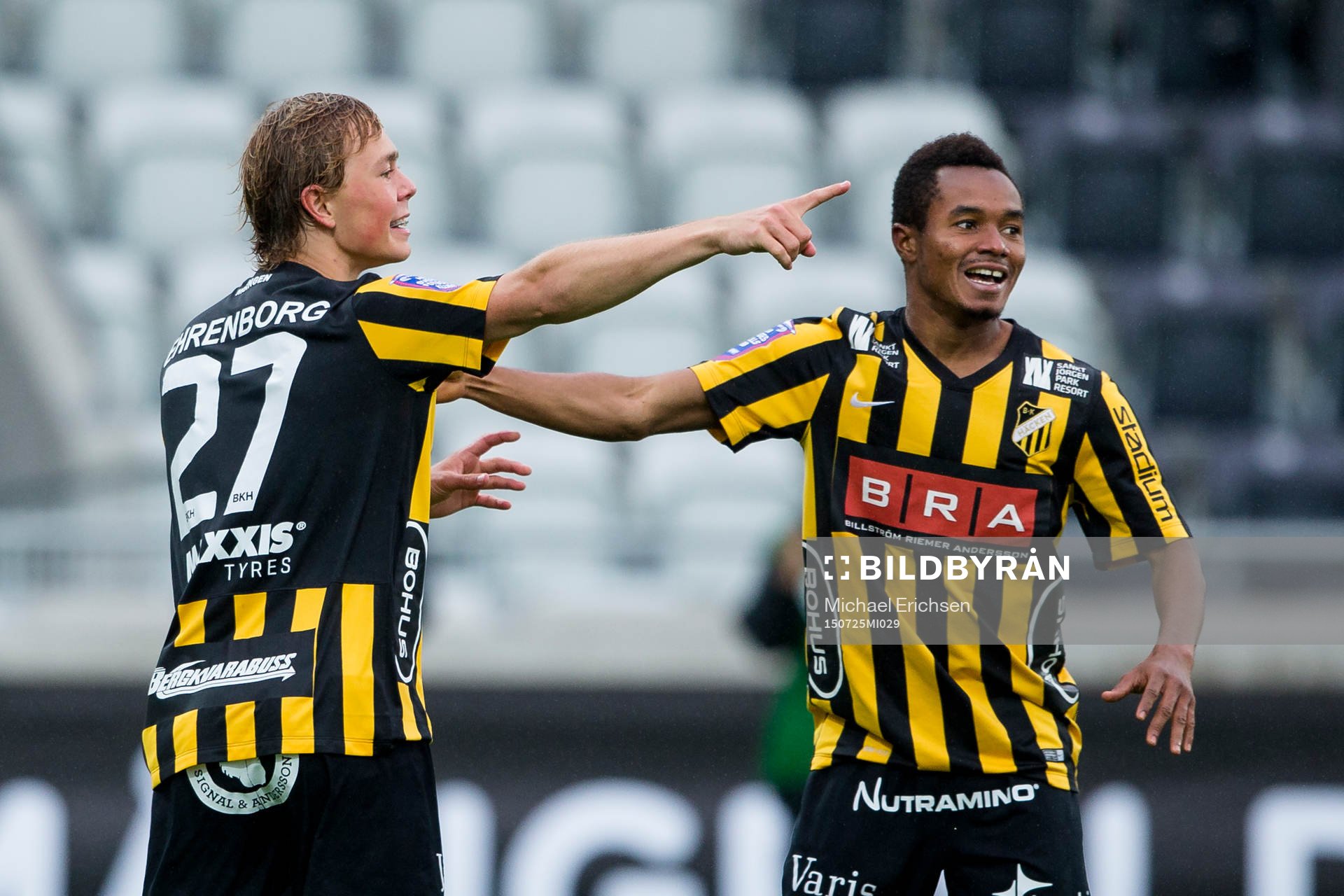 Häckens Joel Andersson jublar ihop med Nasiru Mohammed