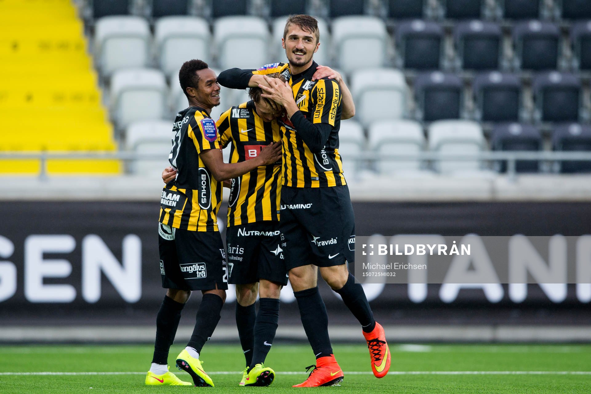 Häckens Joel Andersson kramas om av Nasiru Mohammed och