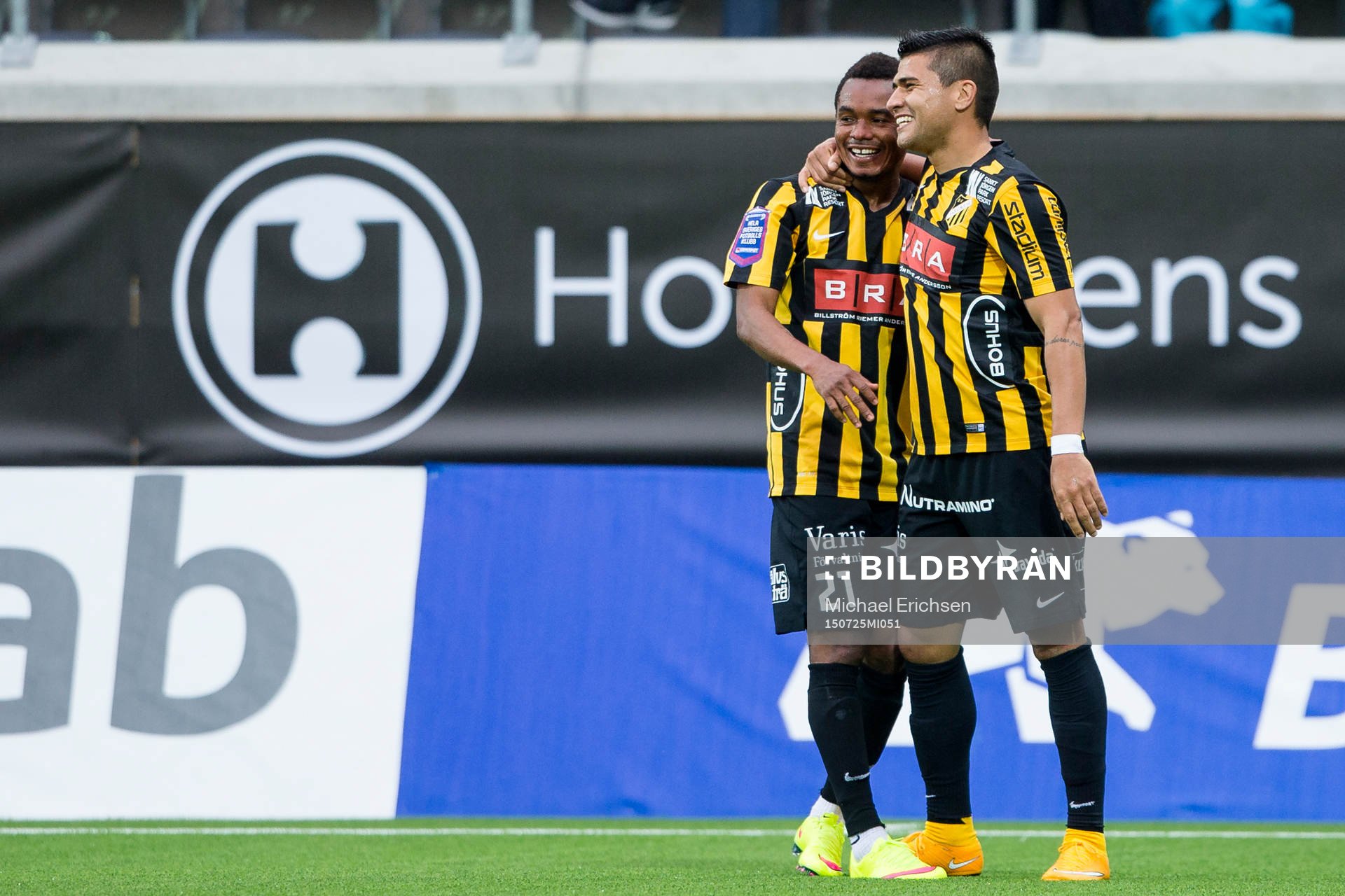 Häckens Nasiru Mohammed blir omkramad av Paulo De Oliveira