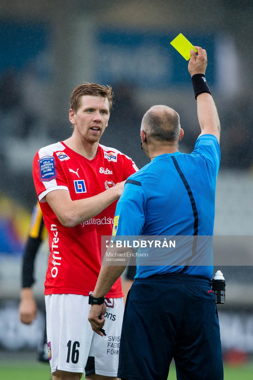 Kalmars David Elm får en varning av domare Robert Daradic