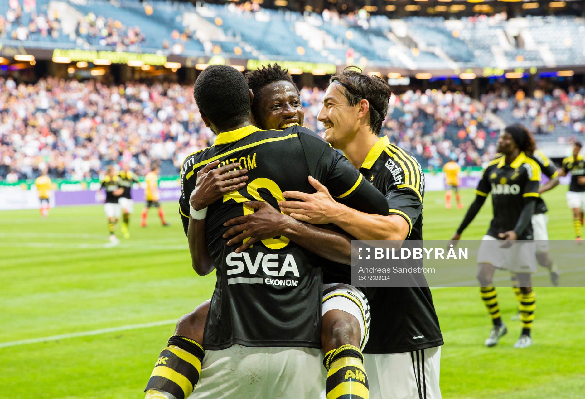 s Henok Goitom gör 4-0 och gratuleras av Stefan Ishizaki