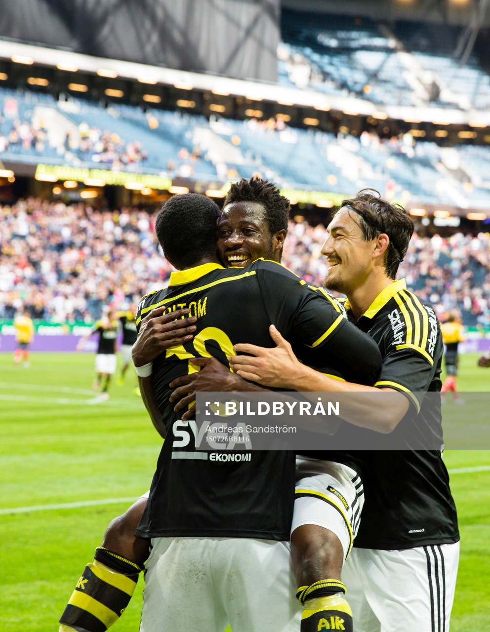AIK:s Henok Goitom gör 4-0 och gratuleras av Stefan Ishizaki (h) och AIK:s Ebenezer Ofori (m) under fotbollsmatchen i Allsvenskan mellan AIK och Elfsborg den 26 Juli 2015 i Stockholm.