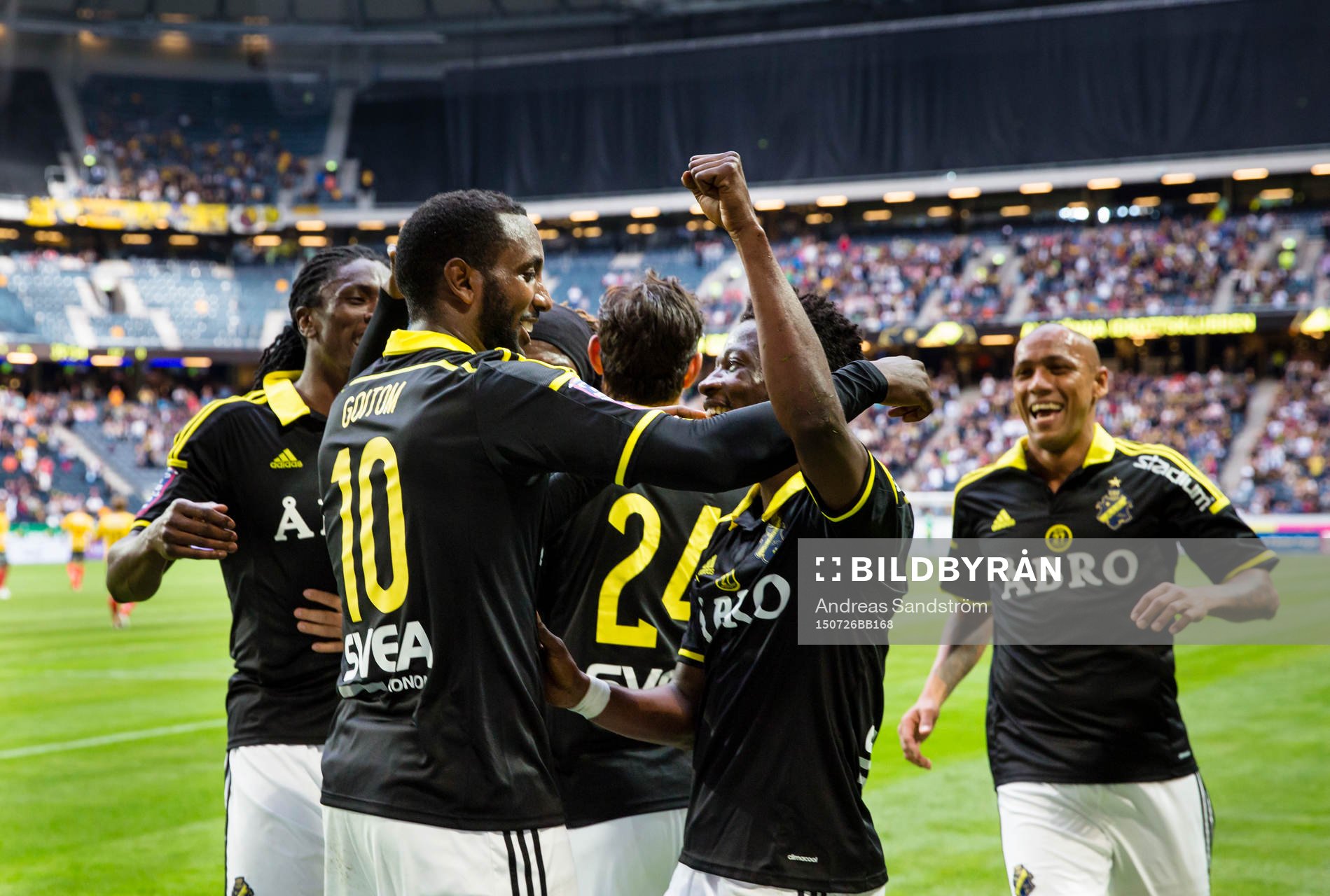 AIK:s Henok Goitom gör 4-0 och gratuleras av lagkamrater under fotbollsmatchen i Allsvenskan mellan AIK och Elfsborg den 26 Juli 2015 i Stockholm.