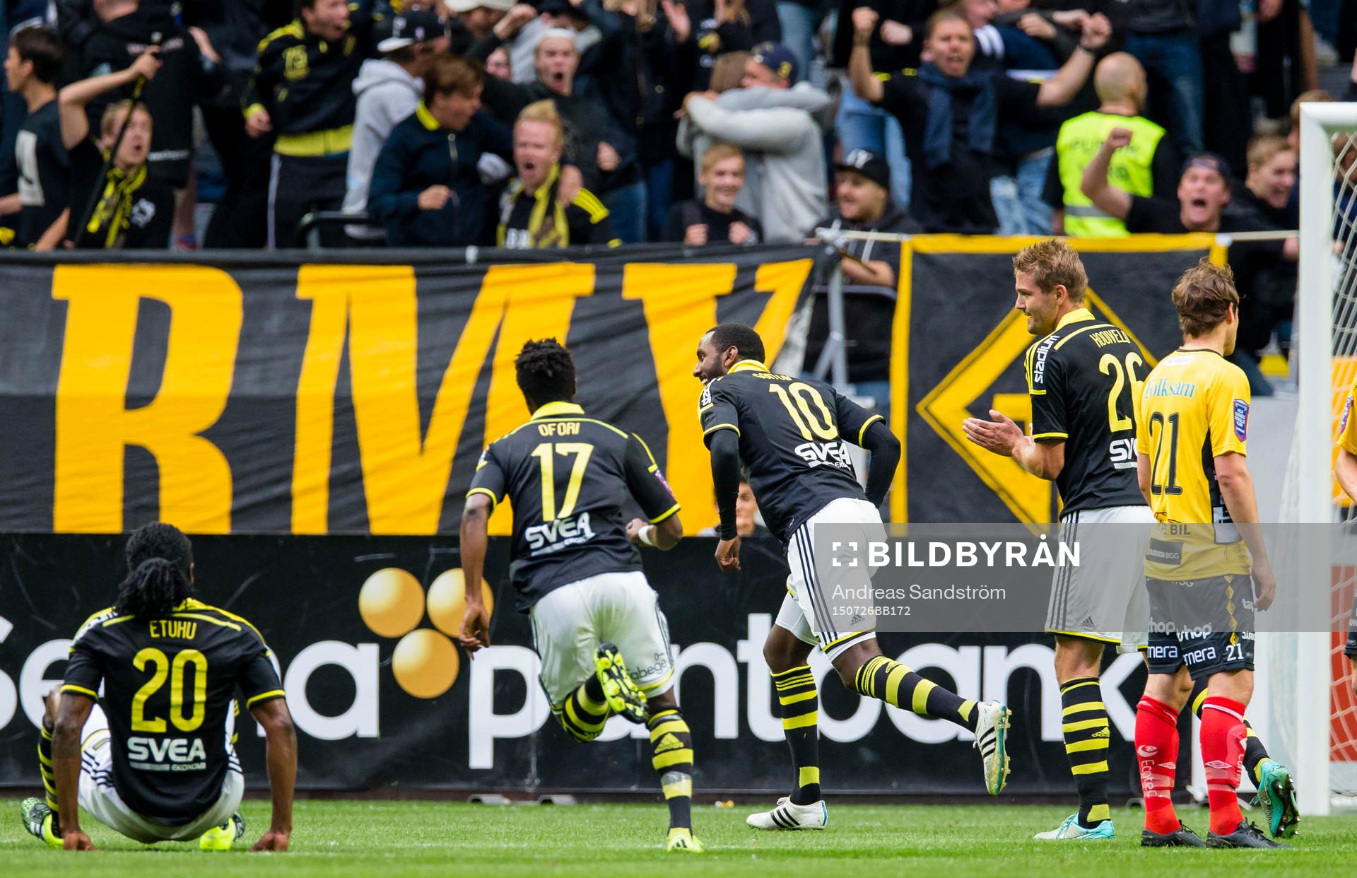 AIK:s Henok Goitom (m) firar sitt och AIK:s 1-0 mål under fotbollsmatchen i Allsvenskan mellan AIK och Elfsborg den 26 Juli 2015 i Stockholm.