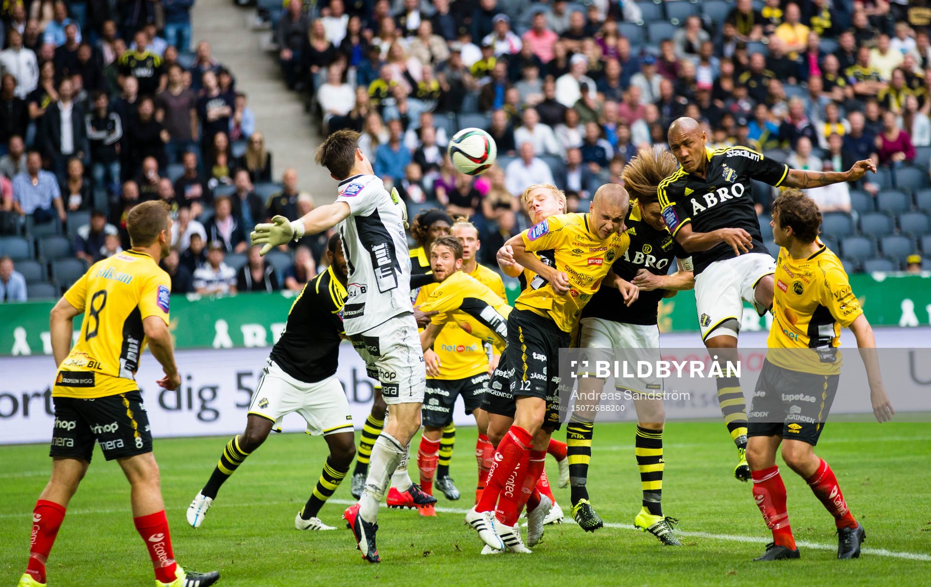 s Alessandro Silva Pereira nickar in 3-0 bakom Elfsborgs