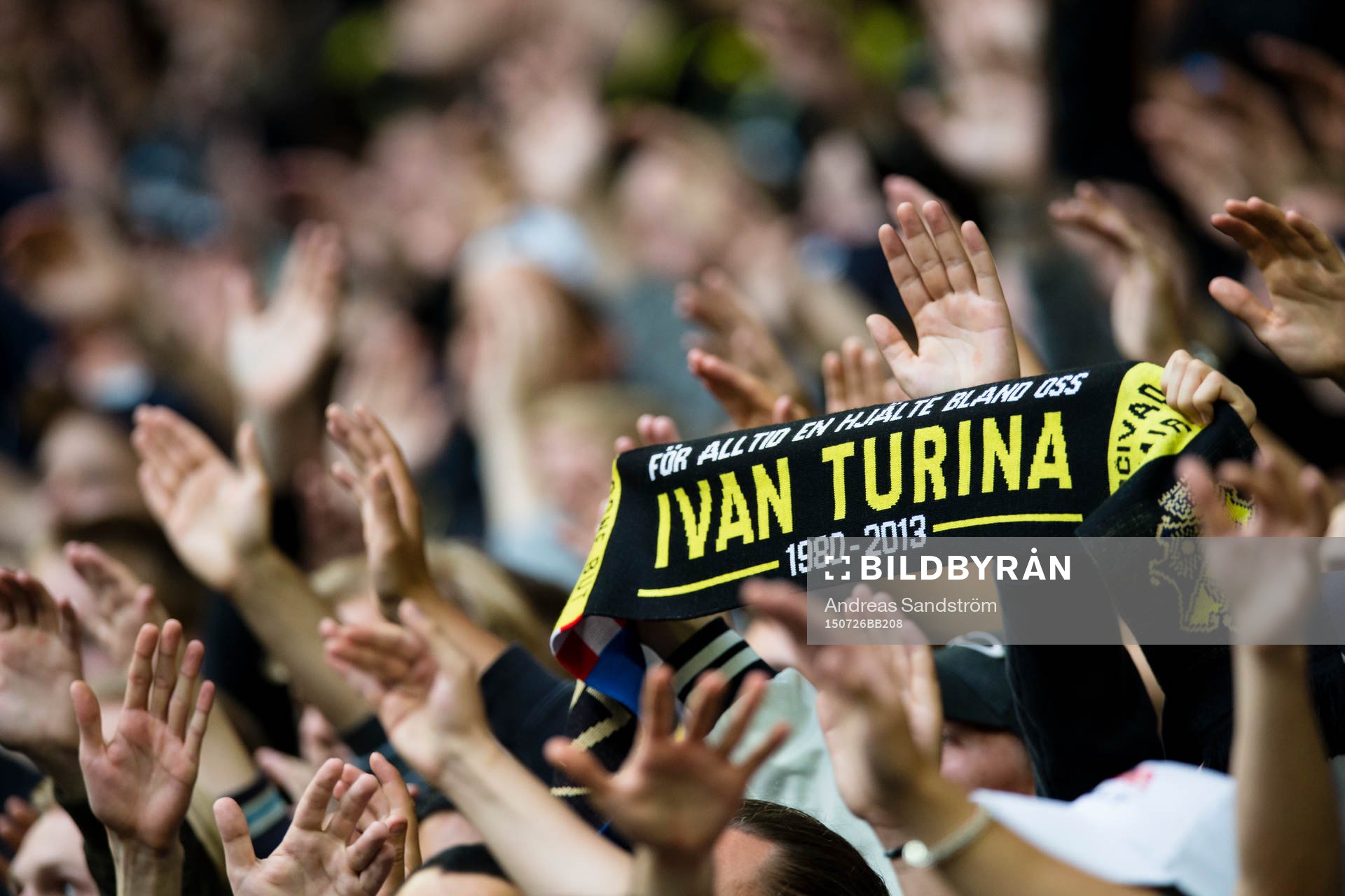 En halsduk med texten Ivan Turina