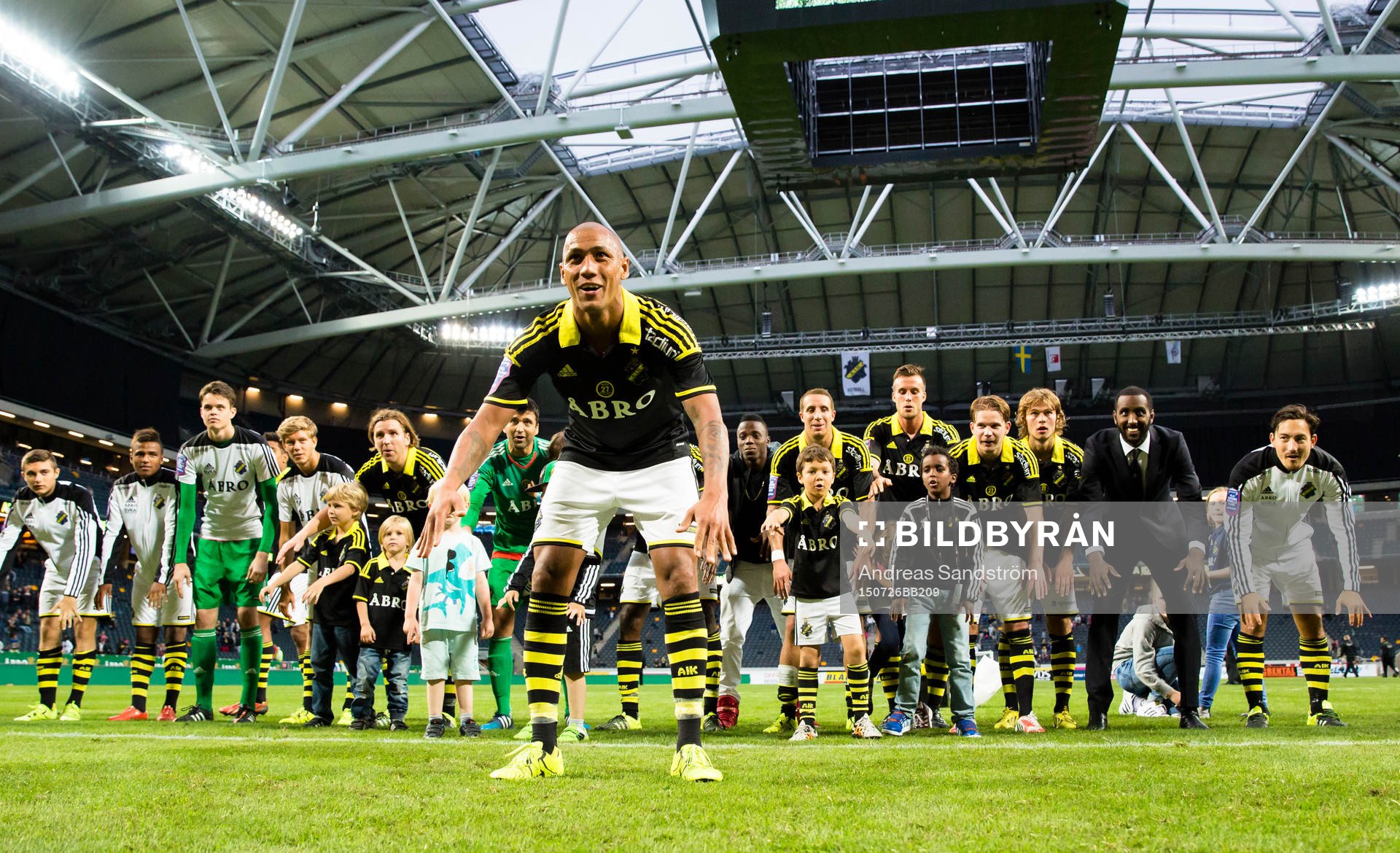AIK:s Alessandro Silva Pereira firar segern med fansen efter fotbollsmatchen i Allsvenskan mellan AIK och Elfsborg och 26 Juli 2015 i Stockholm.