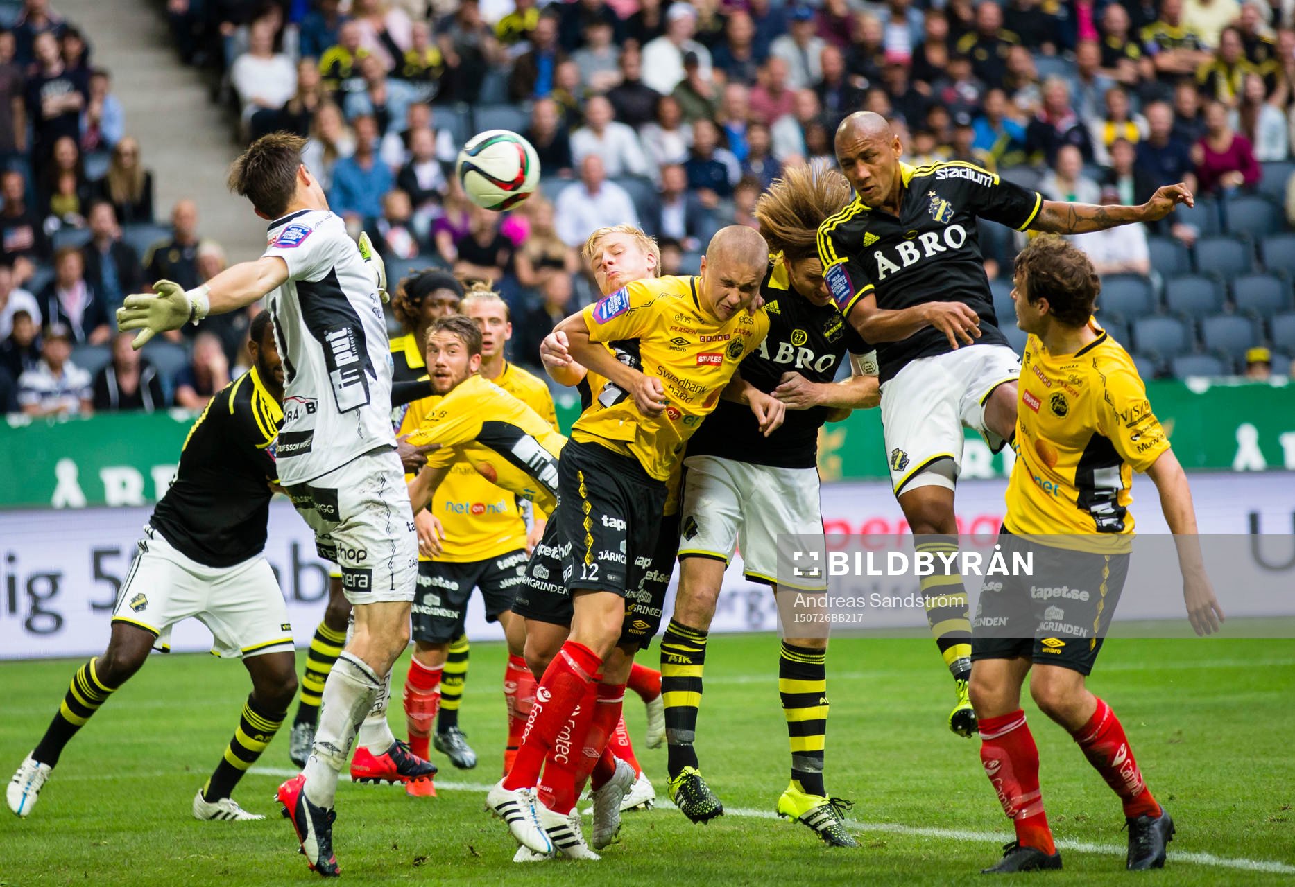 s Alessandro Silva Pereira nickar in 3-0 bakom Elfsborgs