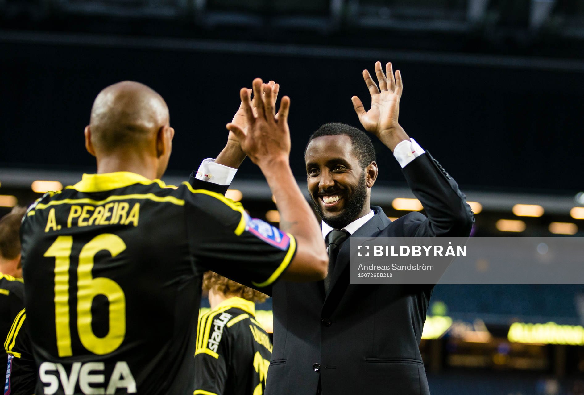 En ombytt Henok Goitom firar segern med AIK:s Alessandro Silva Pereira efter fotbollsmatchen i Allsvenskan mellan AIK och Elfsborg och 26 Juli 2015 i Stockholm.